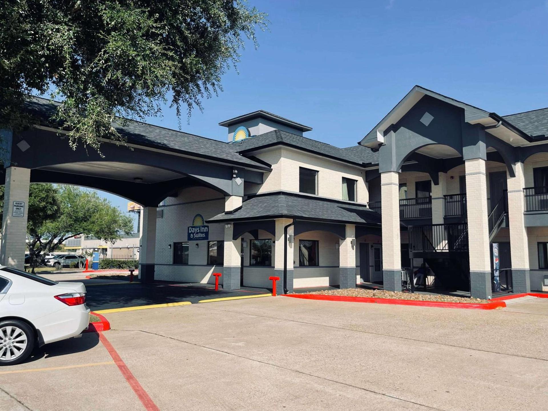 Days Inn by Wyndham Dickinson TX photo 9