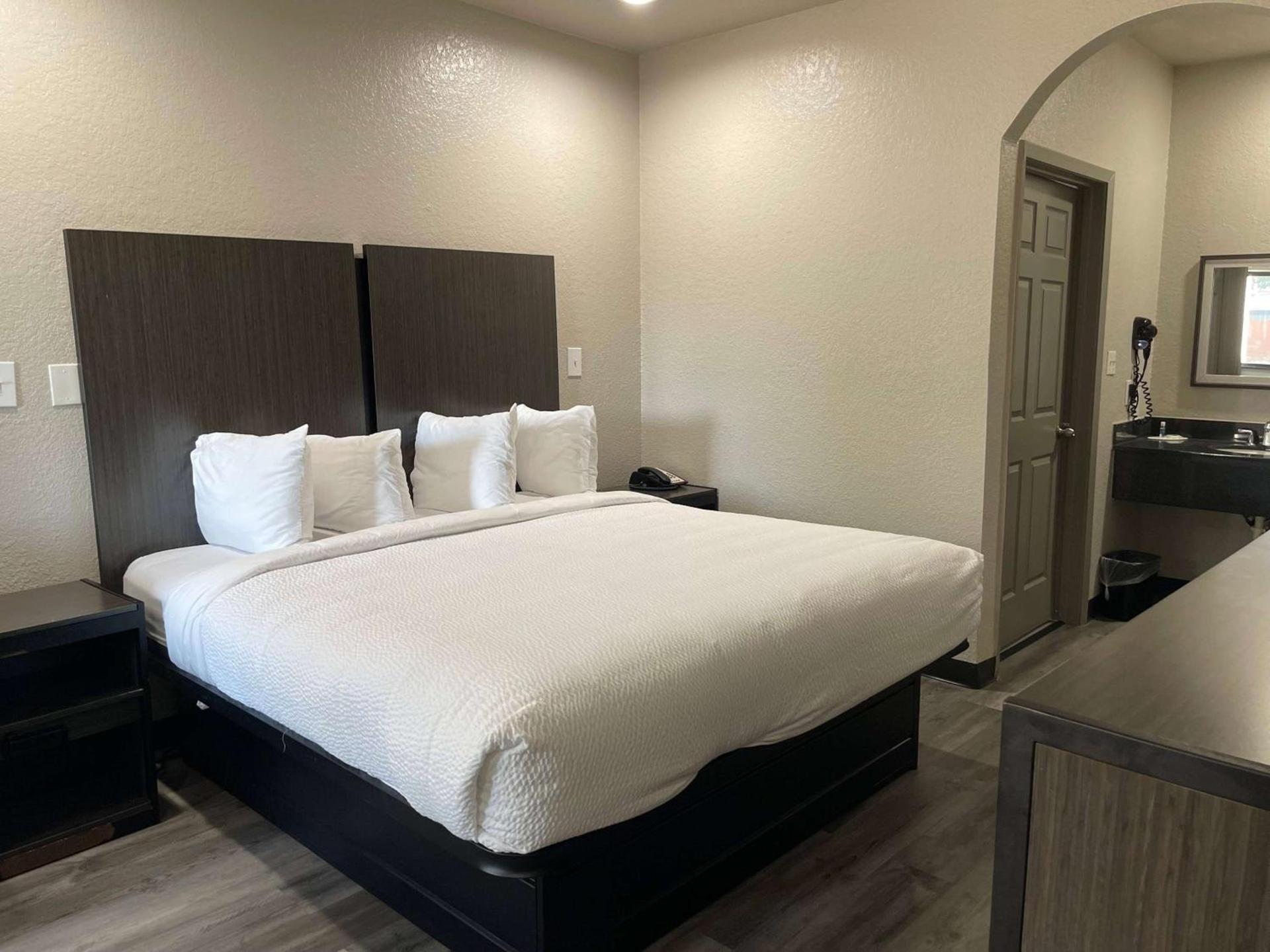 Days Inn by Wyndham Dickinson TX photo 13