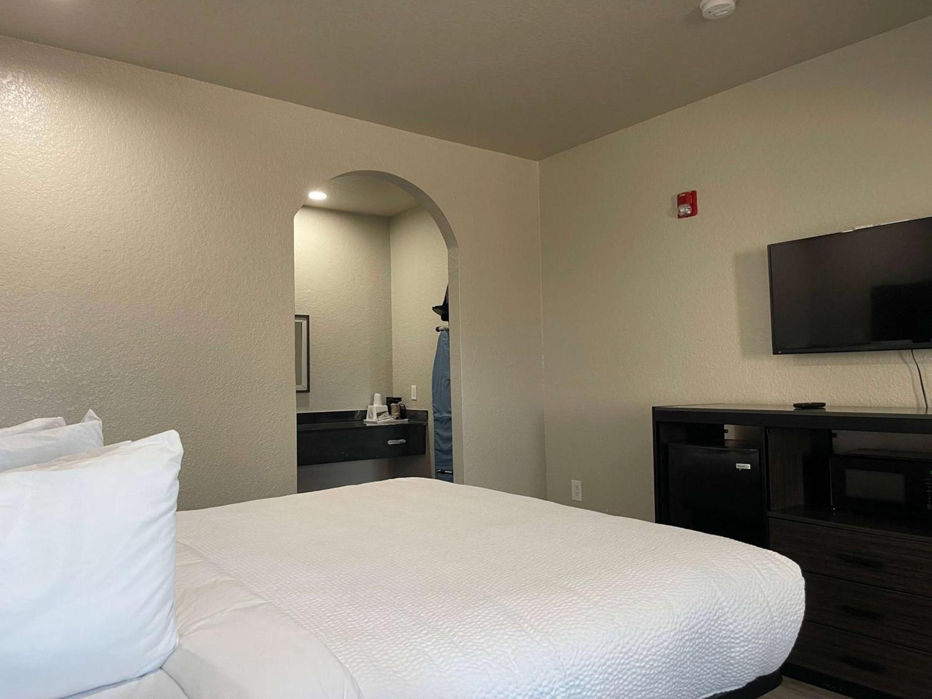 Days Inn by Wyndham Dickinson TX photo 14