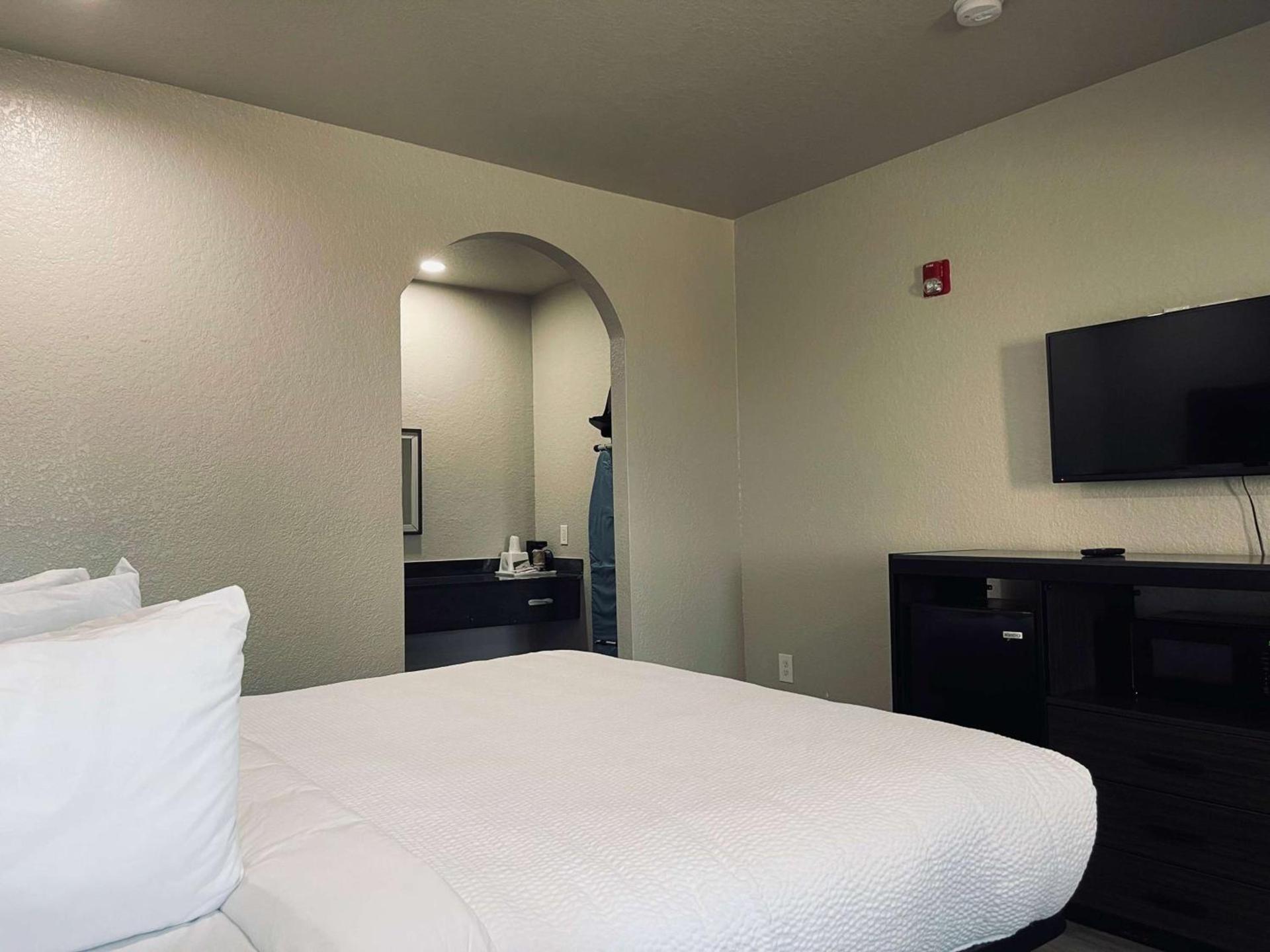Days Inn by Wyndham Dickinson TX photo 33