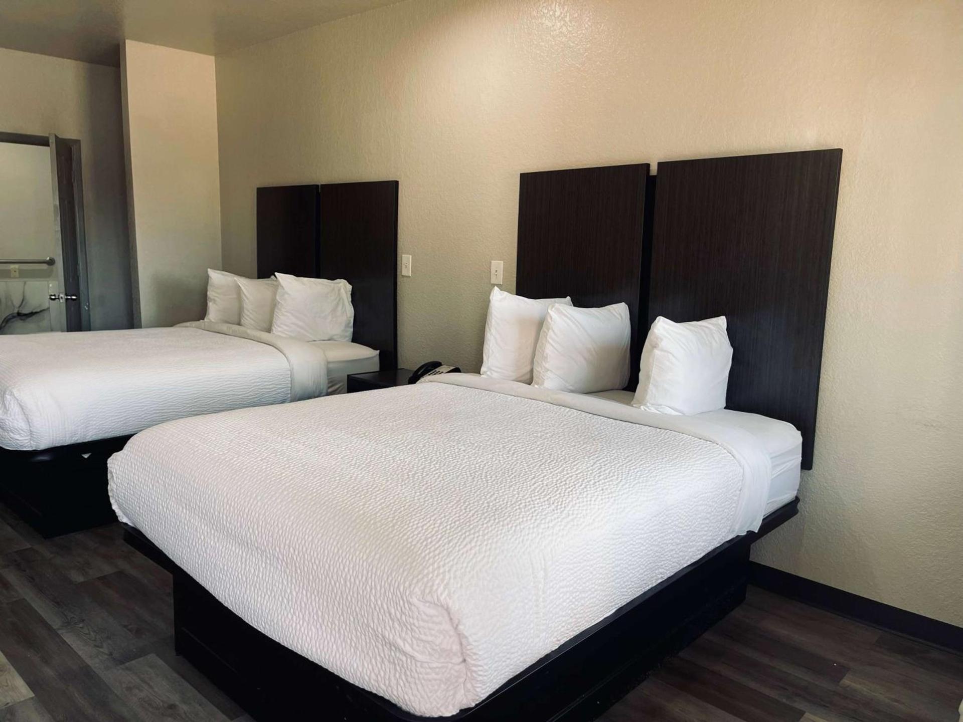 Days Inn by Wyndham Dickinson TX photo 36