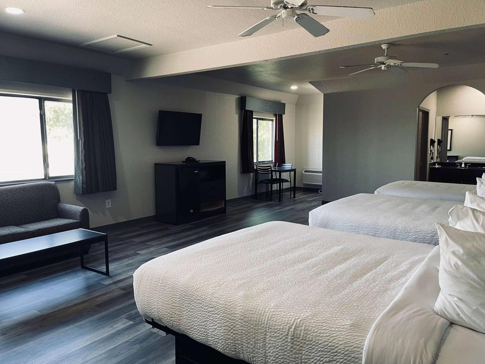 Days Inn by Wyndham Dickinson TX photo 44