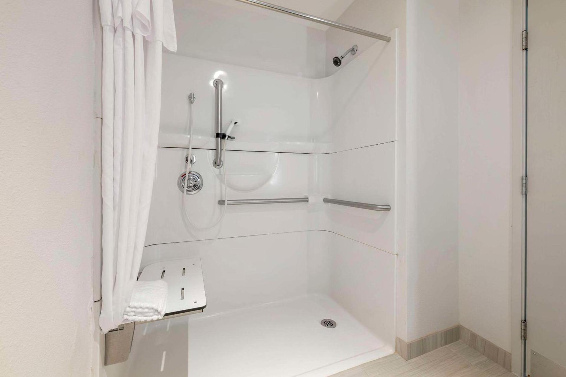 Comfort Inn Edinburgh - Columbus photo 24