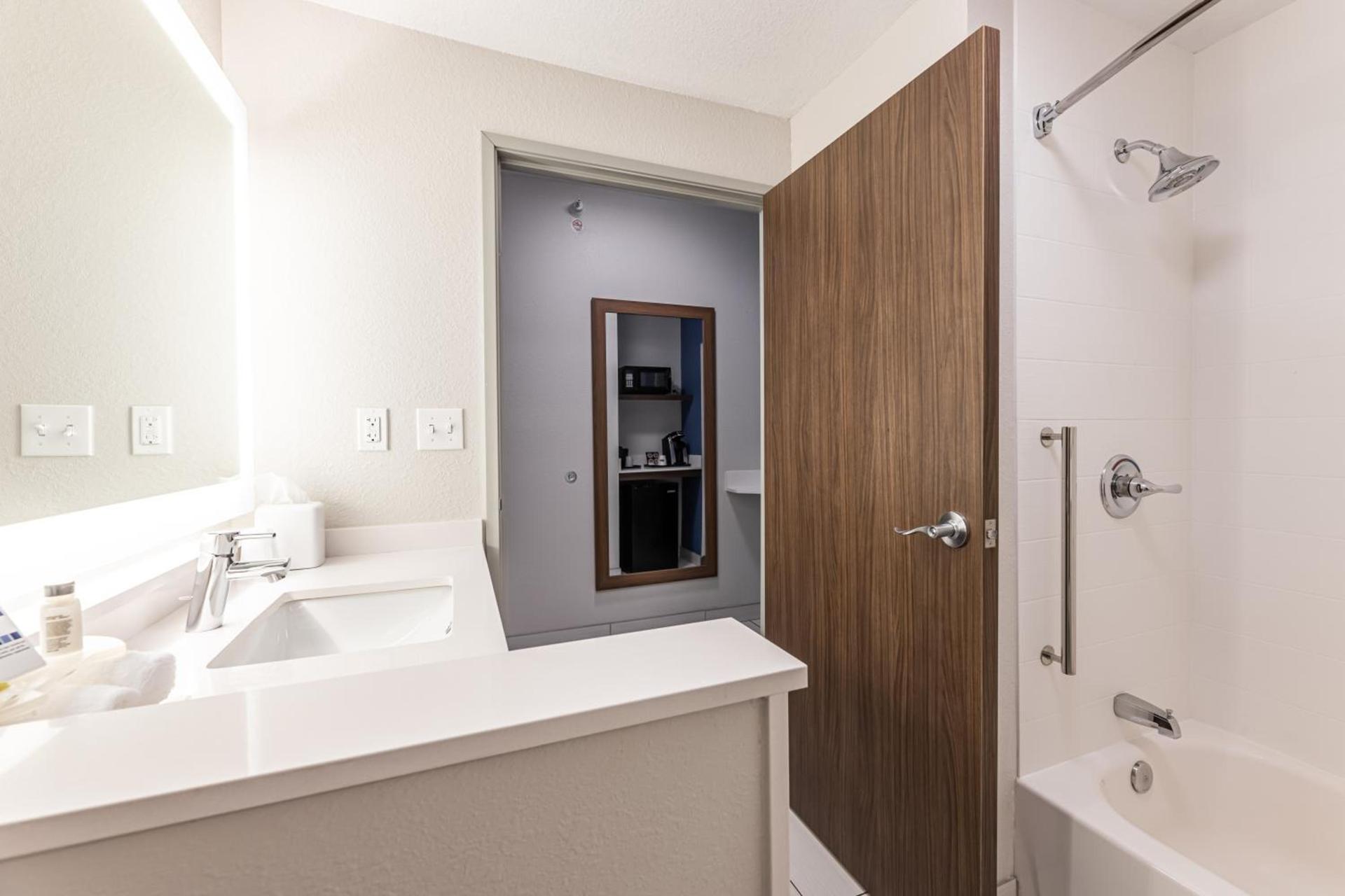 Holiday Inn Express & Suites - Rantoul by IHG photo 3