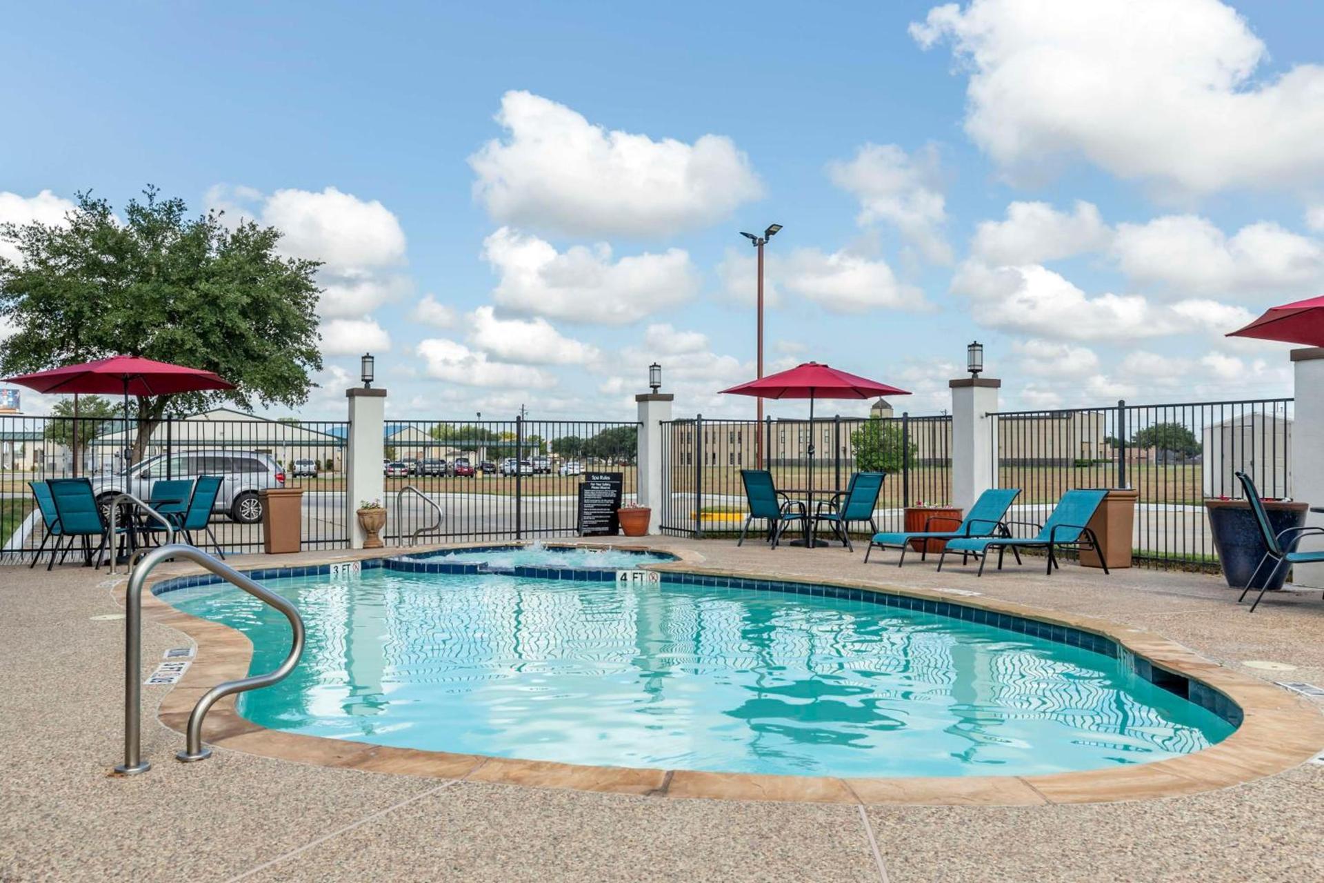 Best Western Plus Victoria Inn & Suites photo 2