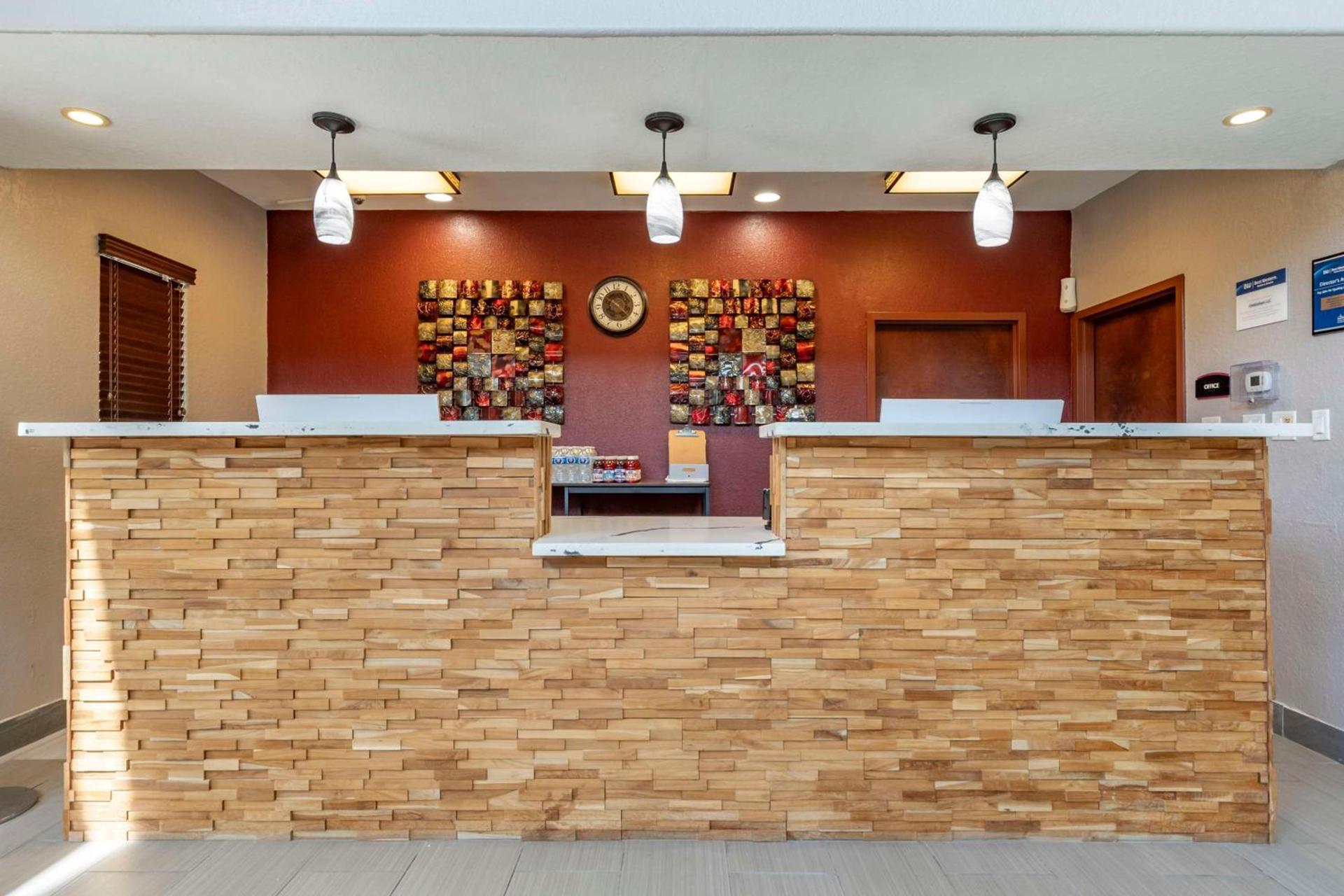 Best Western Plus Victoria Inn & Suites photo 10