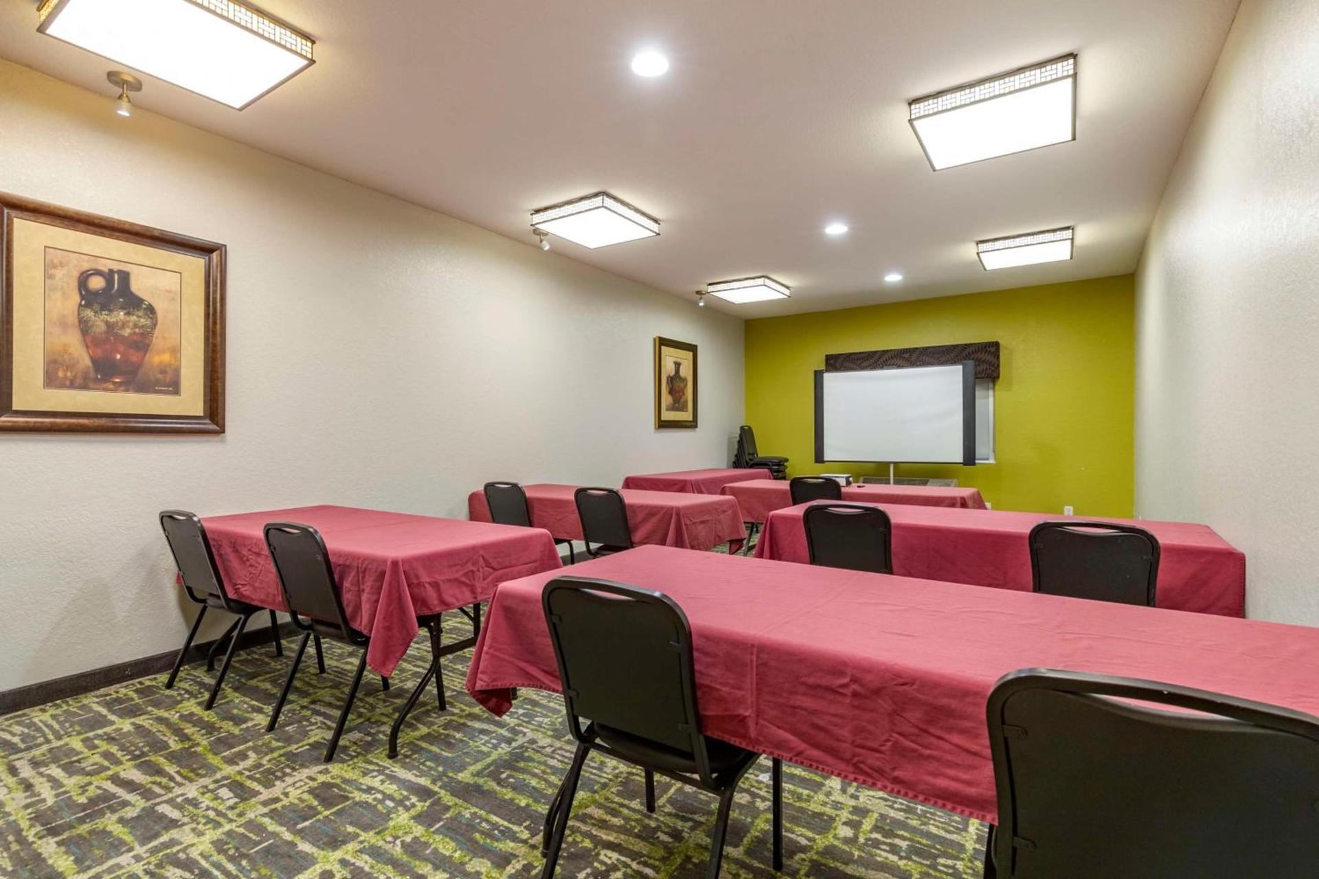 Best Western Plus Victoria Inn & Suites photo 8