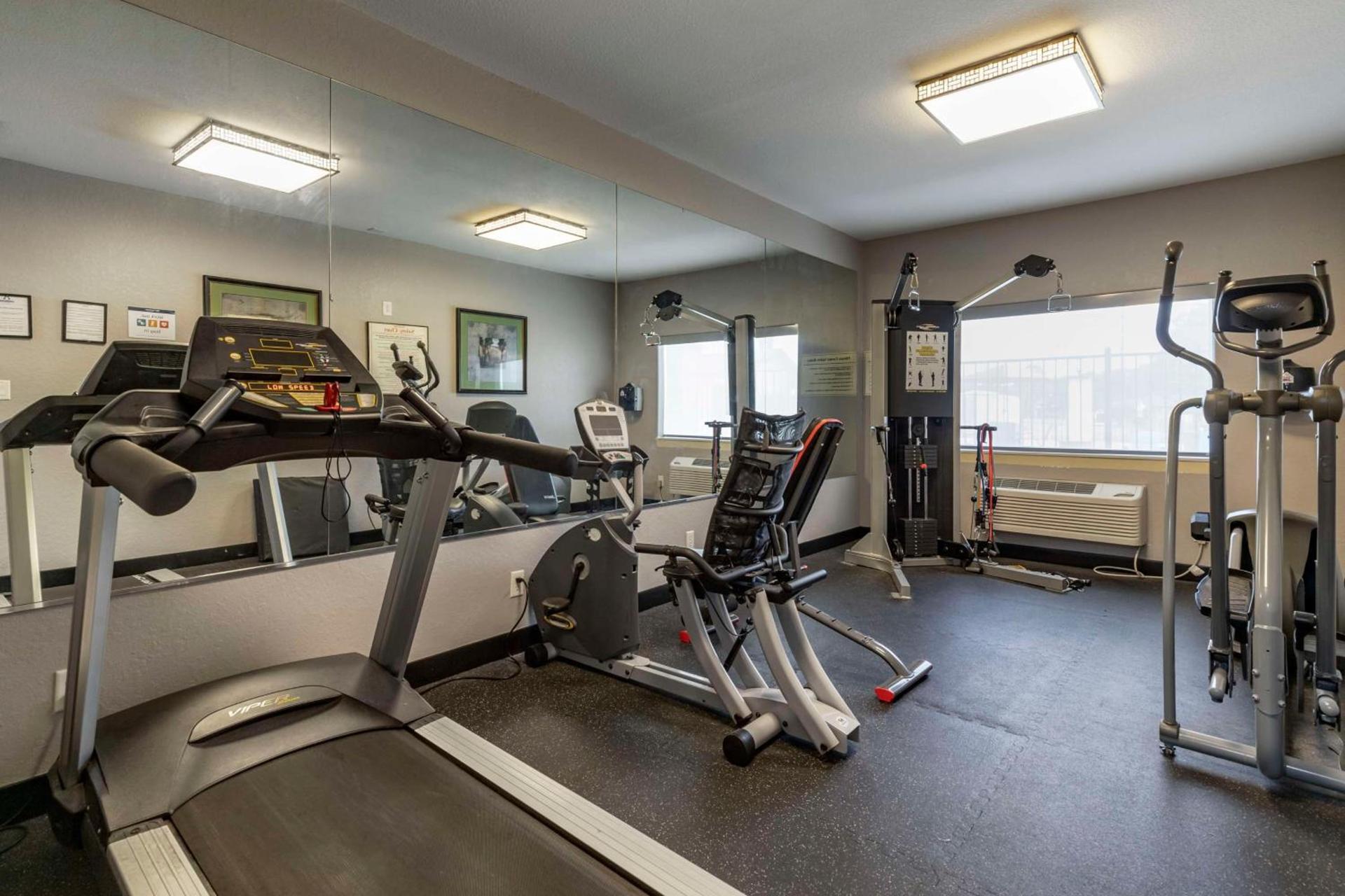 Best Western Plus Victoria Inn & Suites photo 7