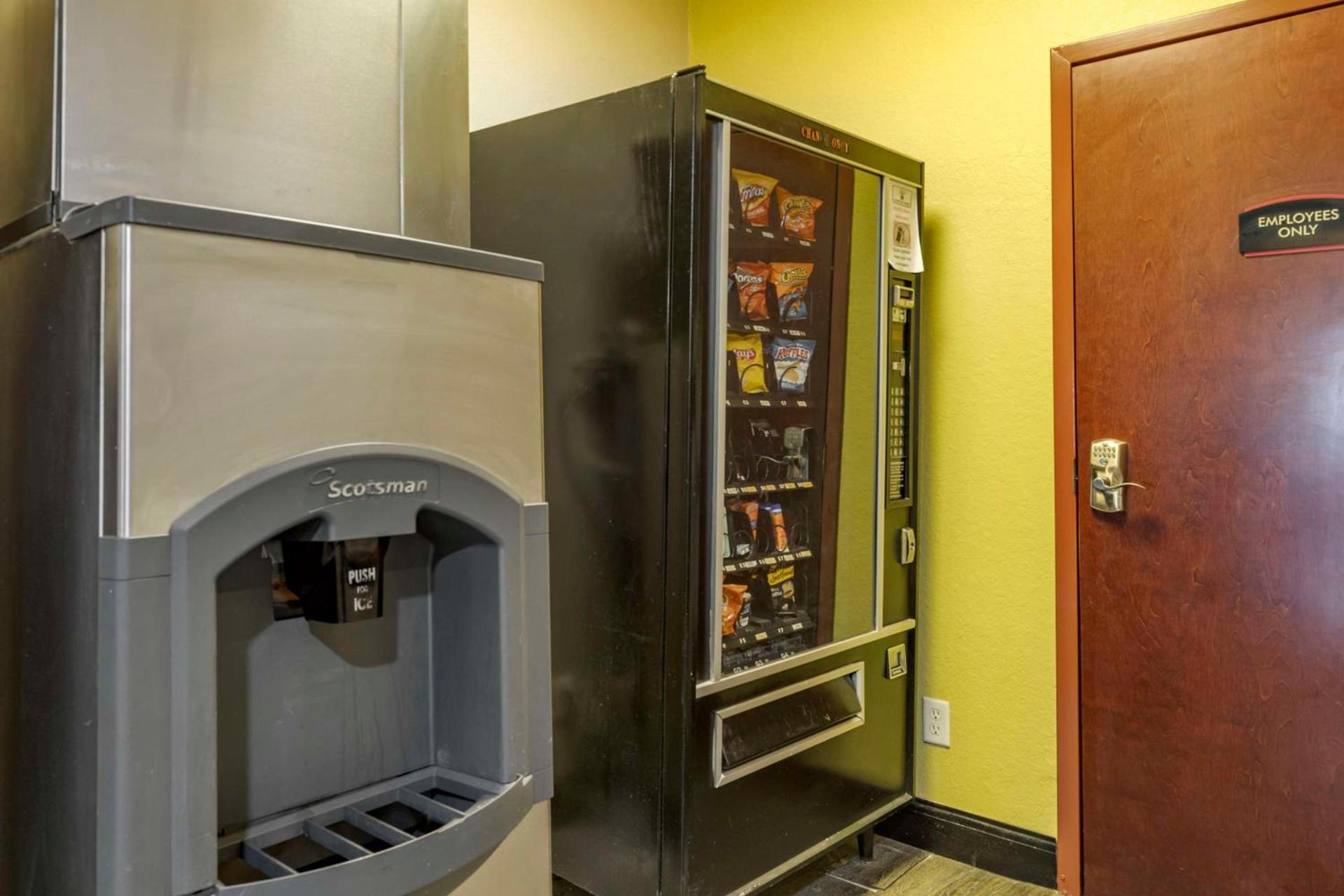 Best Western Plus Victoria Inn & Suites photo 28