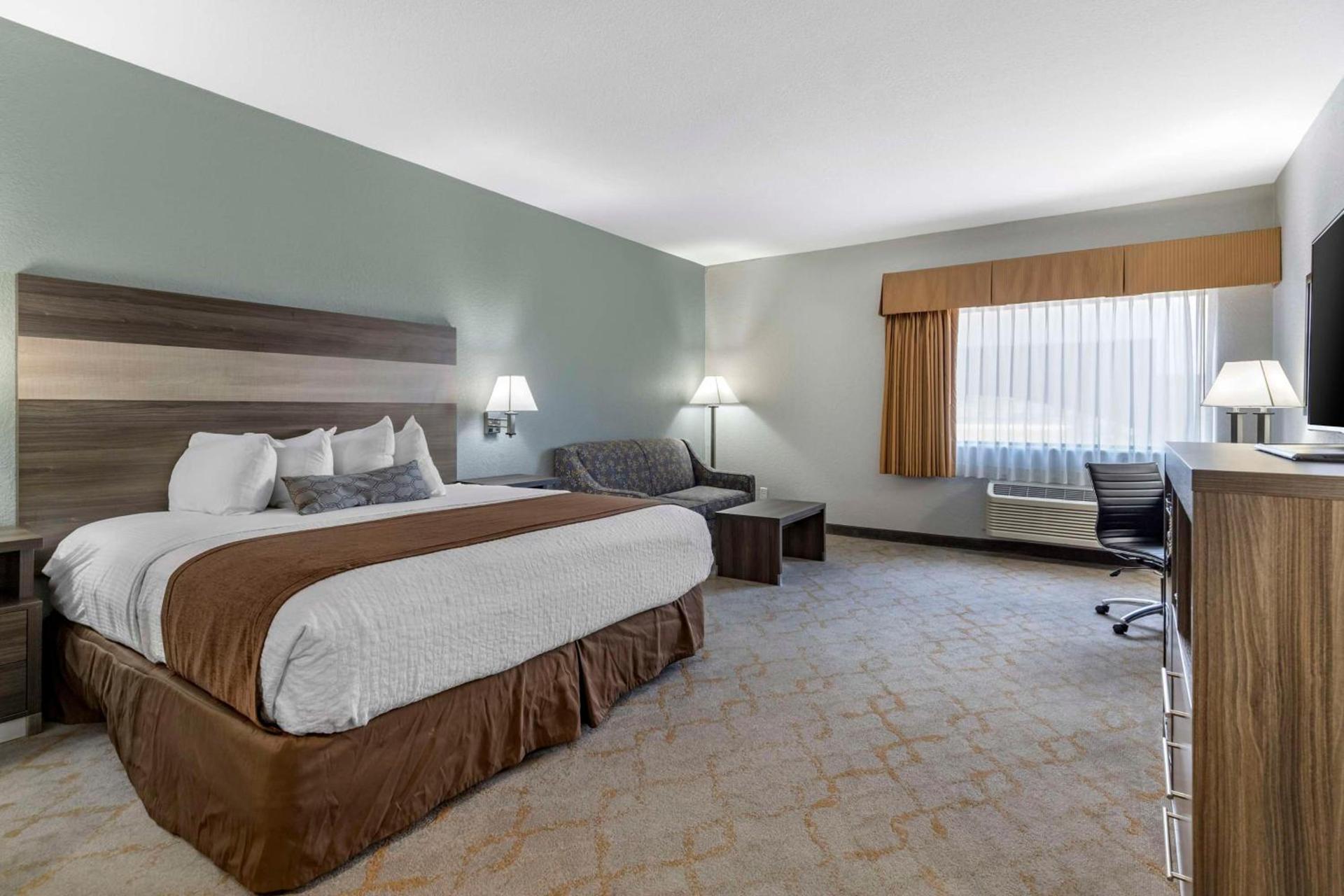Best Western Plus Victoria Inn & Suites photo 5