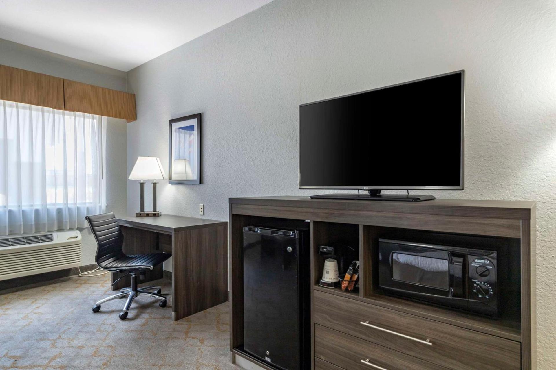 Best Western Plus Victoria Inn & Suites photo 17