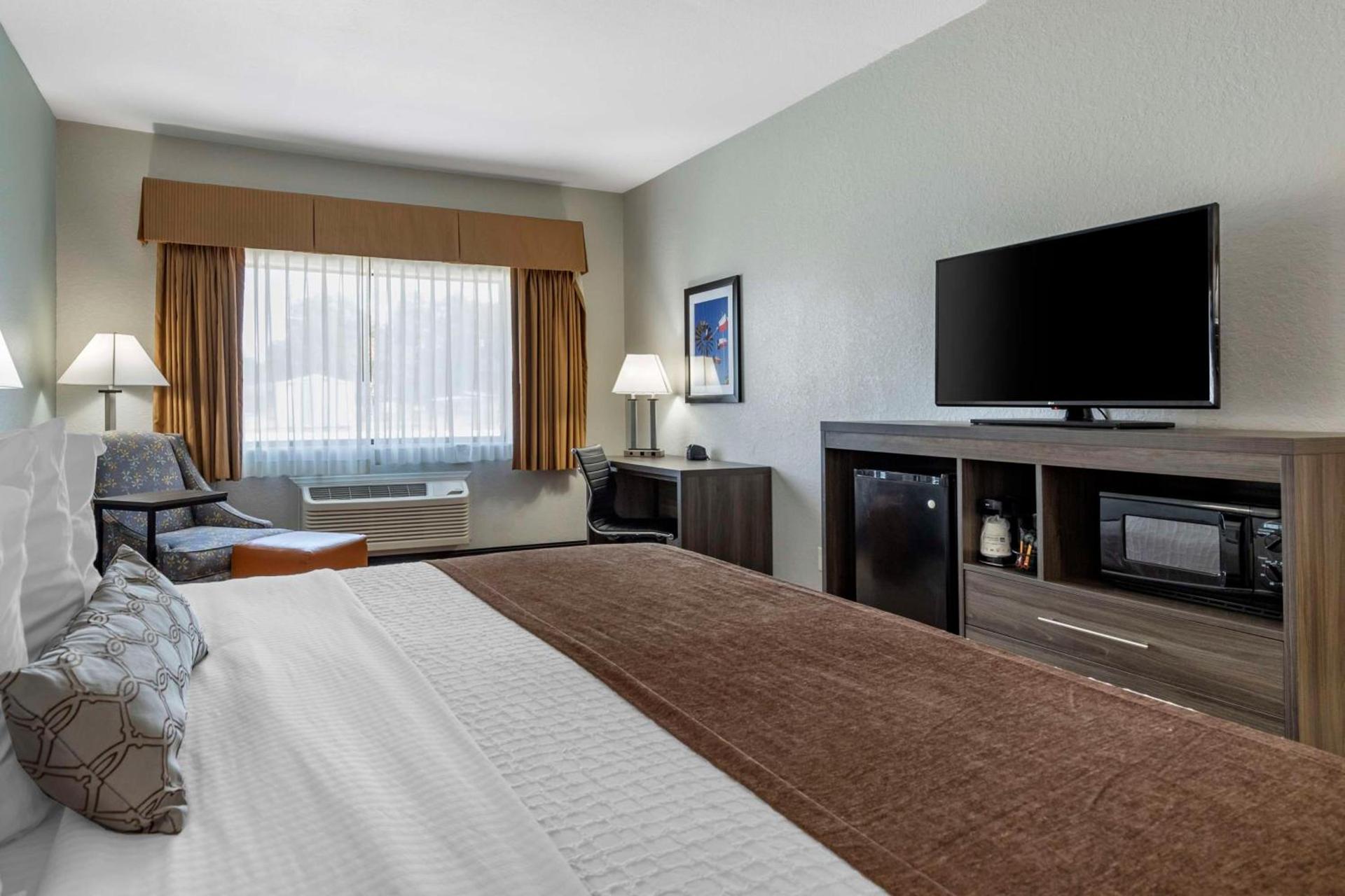 Best Western Plus Victoria Inn & Suites photo 11