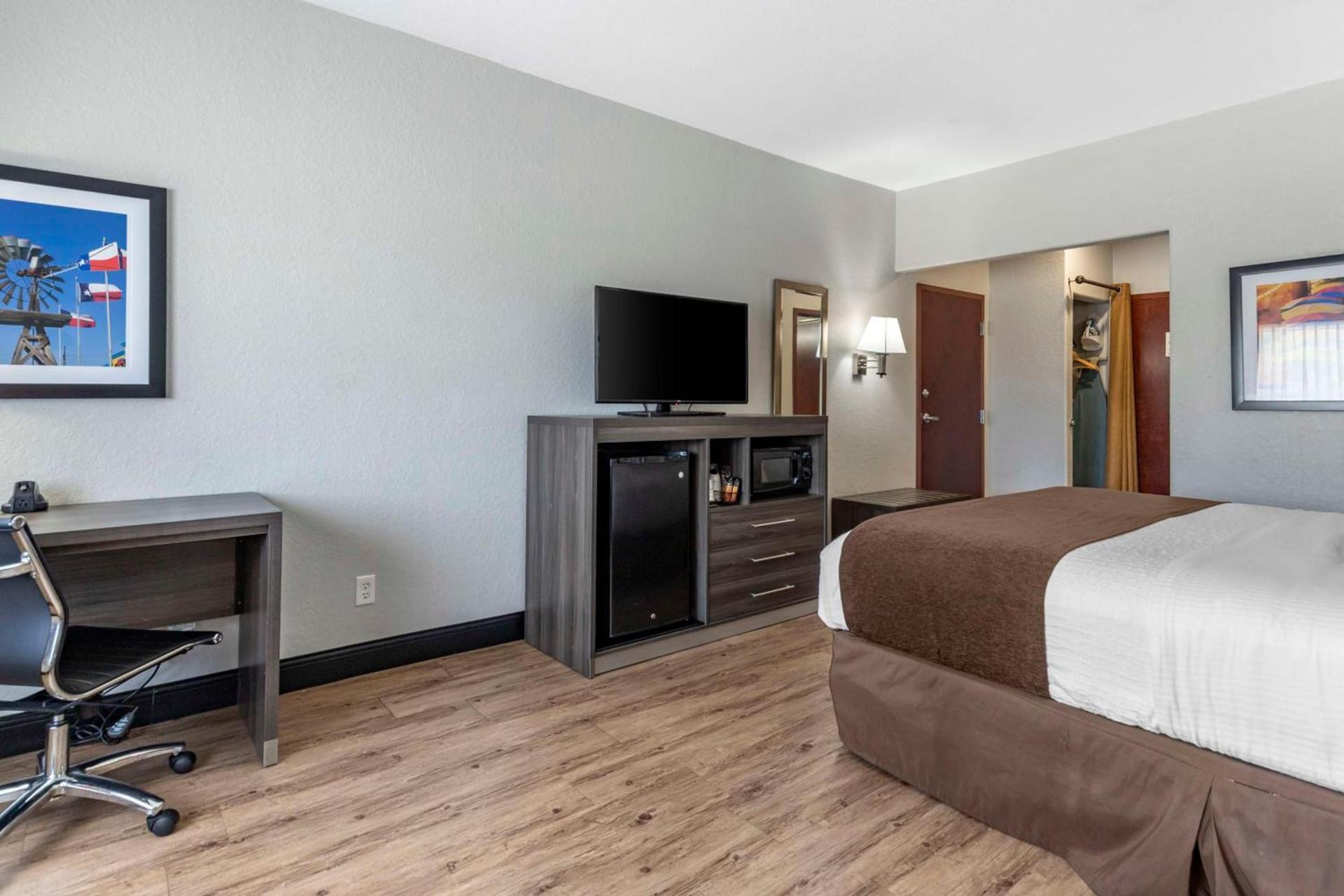 Best Western Plus Victoria Inn & Suites photo 12