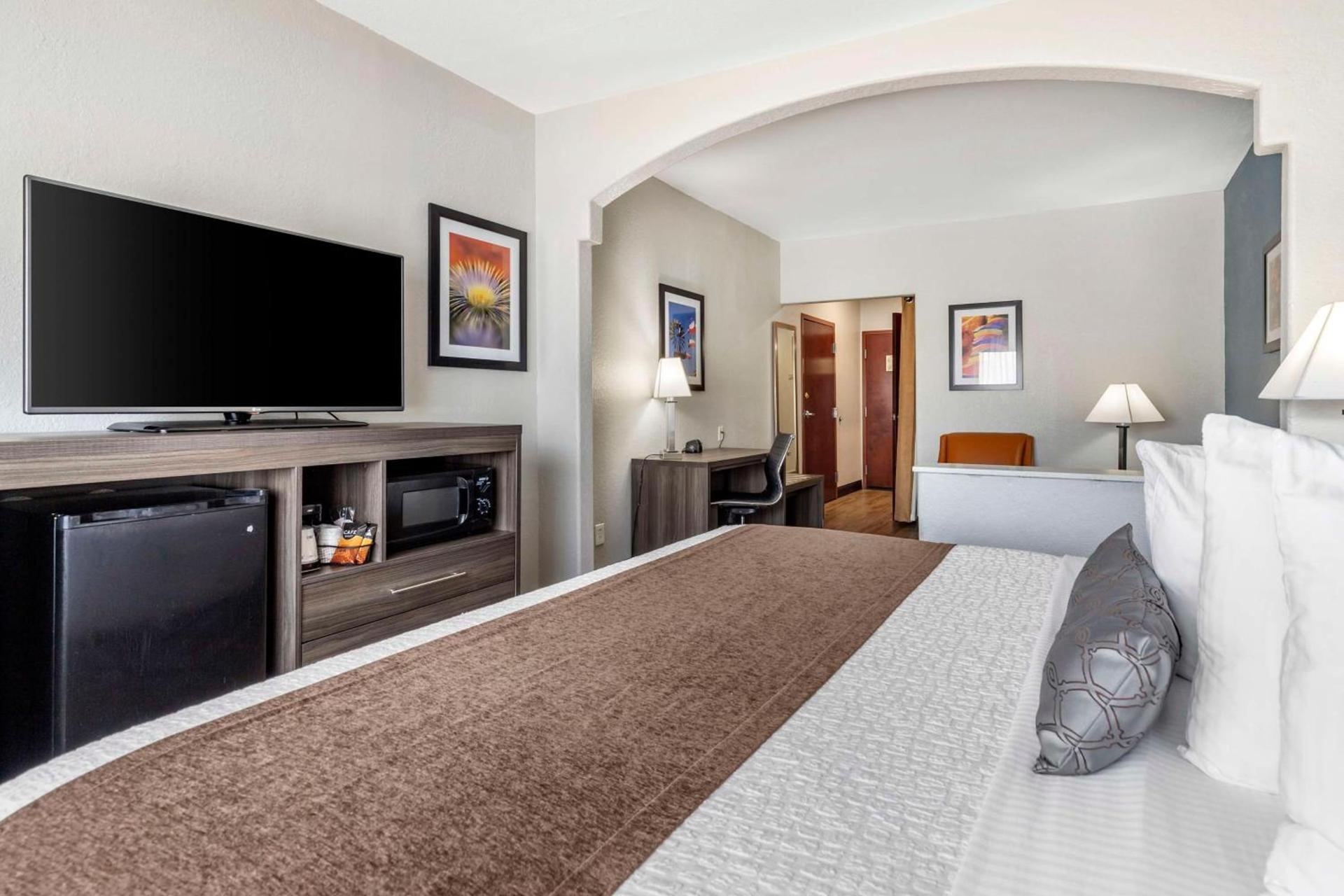 Best Western Plus Victoria Inn & Suites photo 25