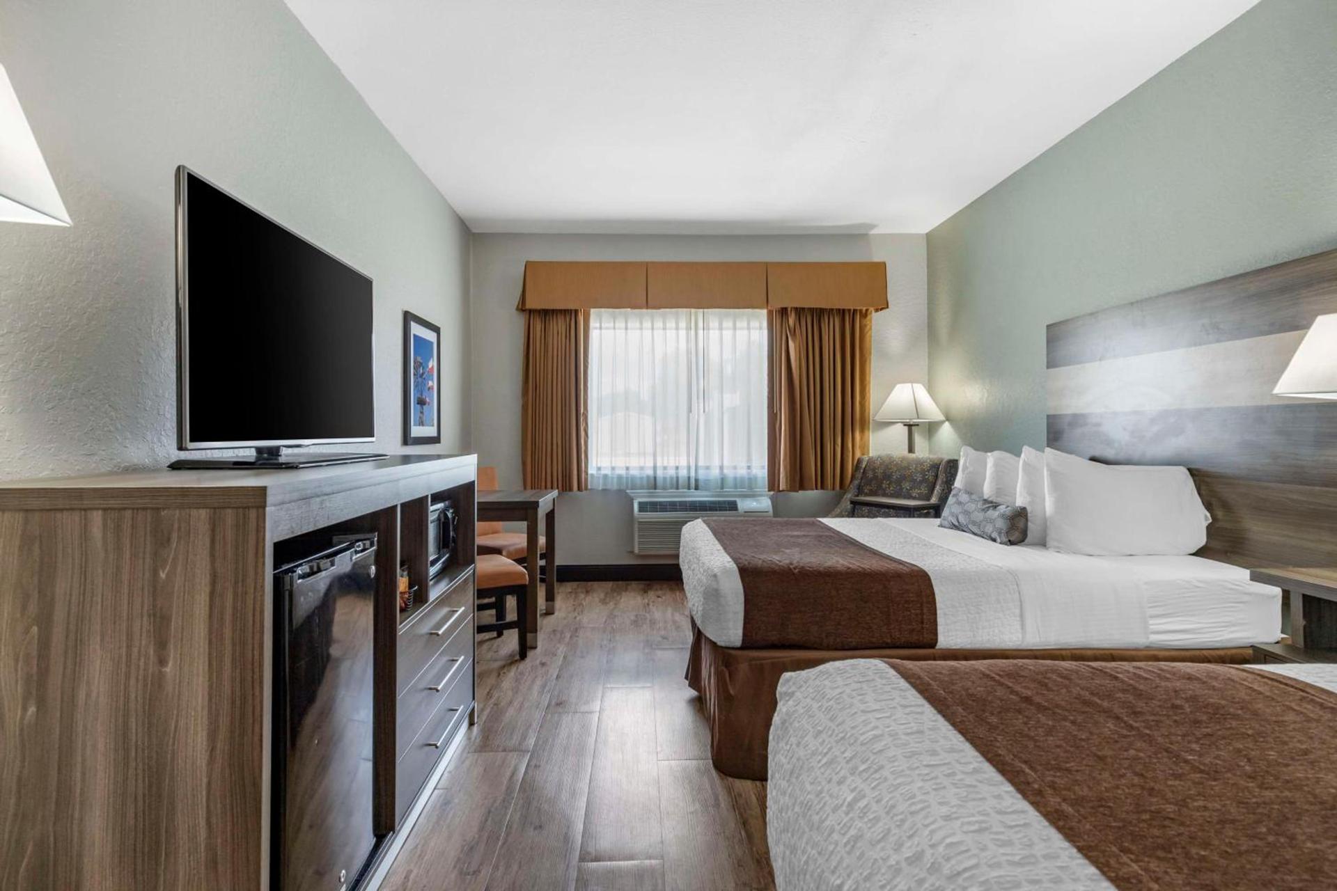 Best Western Plus Victoria Inn & Suites photo 20