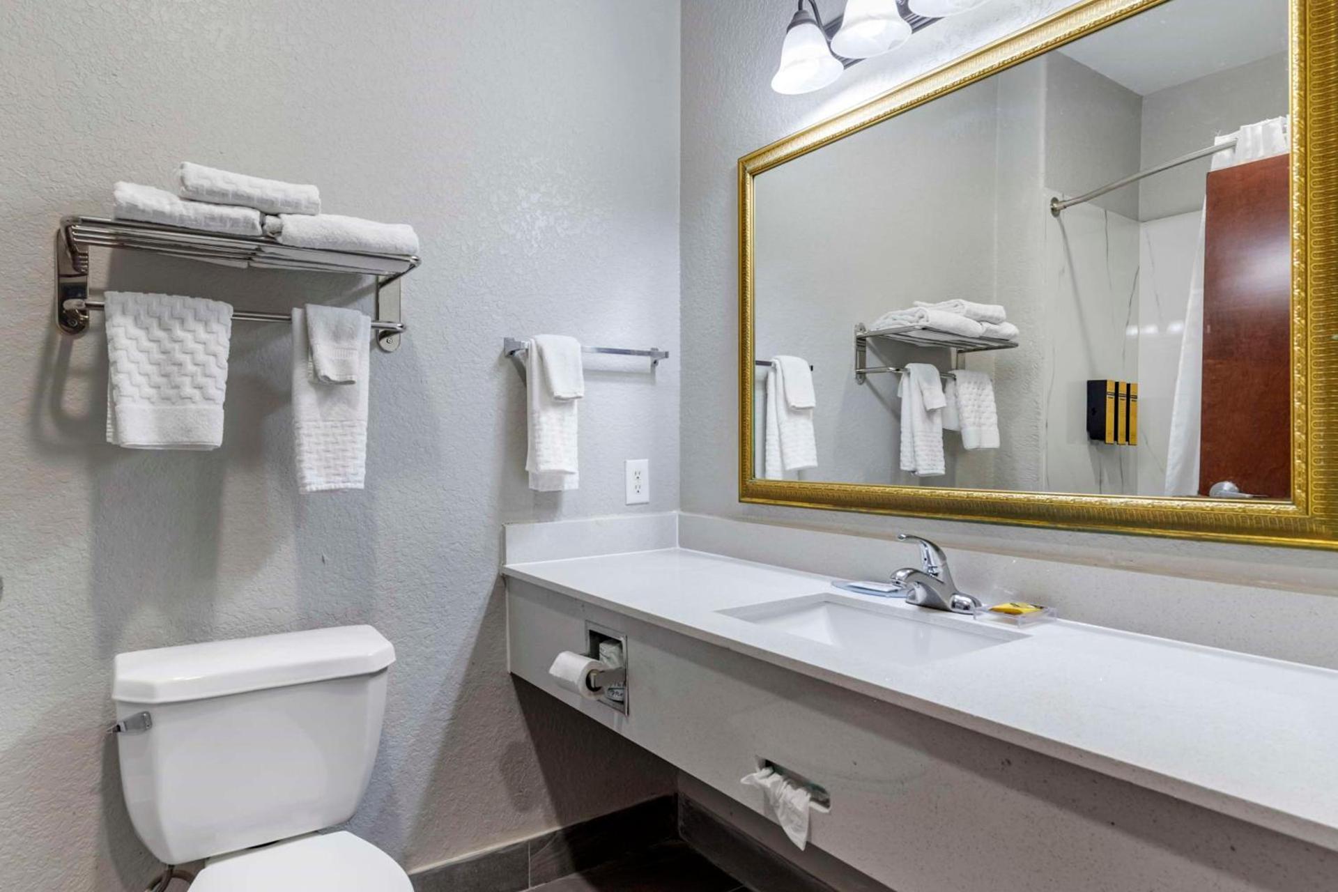 Best Western Plus Victoria Inn & Suites photo 19