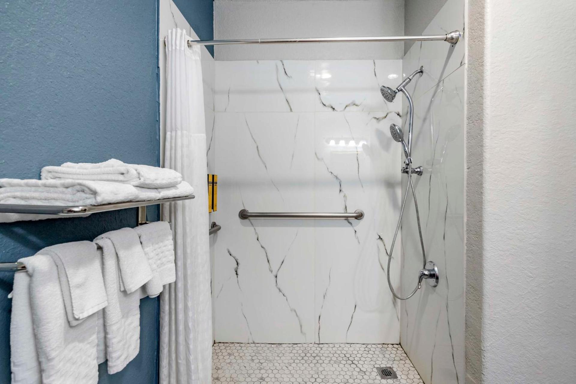 Best Western Plus Victoria Inn & Suites photo 26