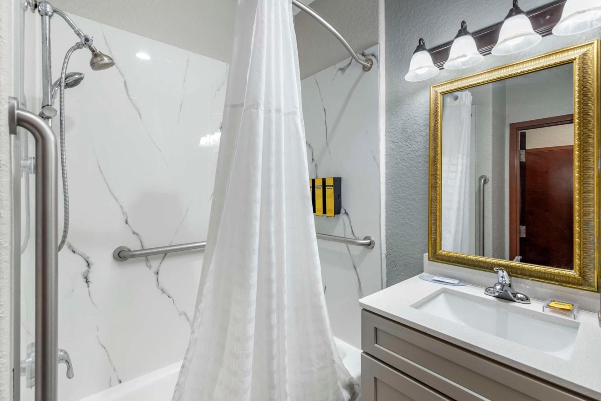 Best Western Plus Victoria Inn & Suites photo 27