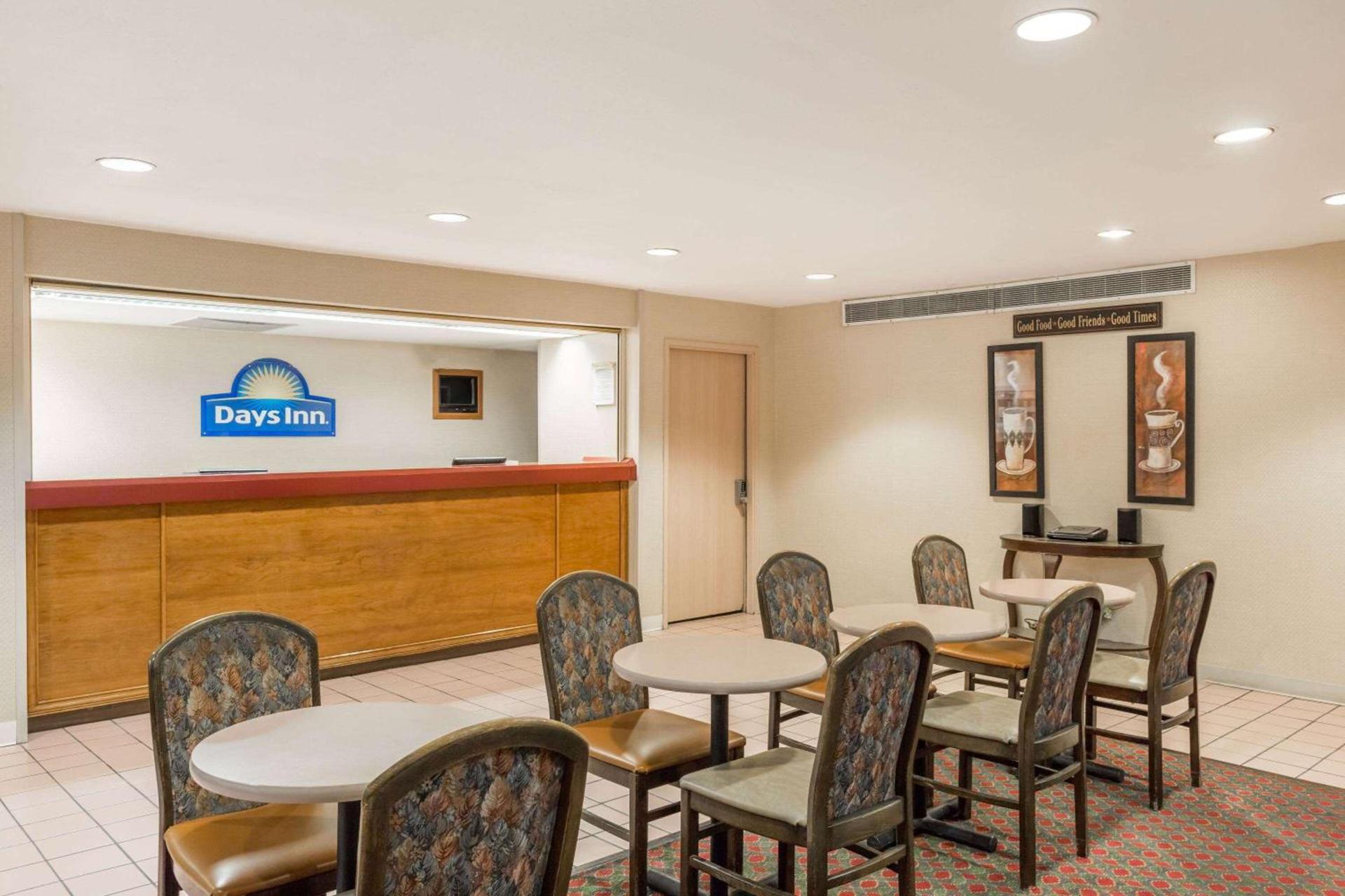Days Inn by Wyndham West Des Moines - Clive photo 2