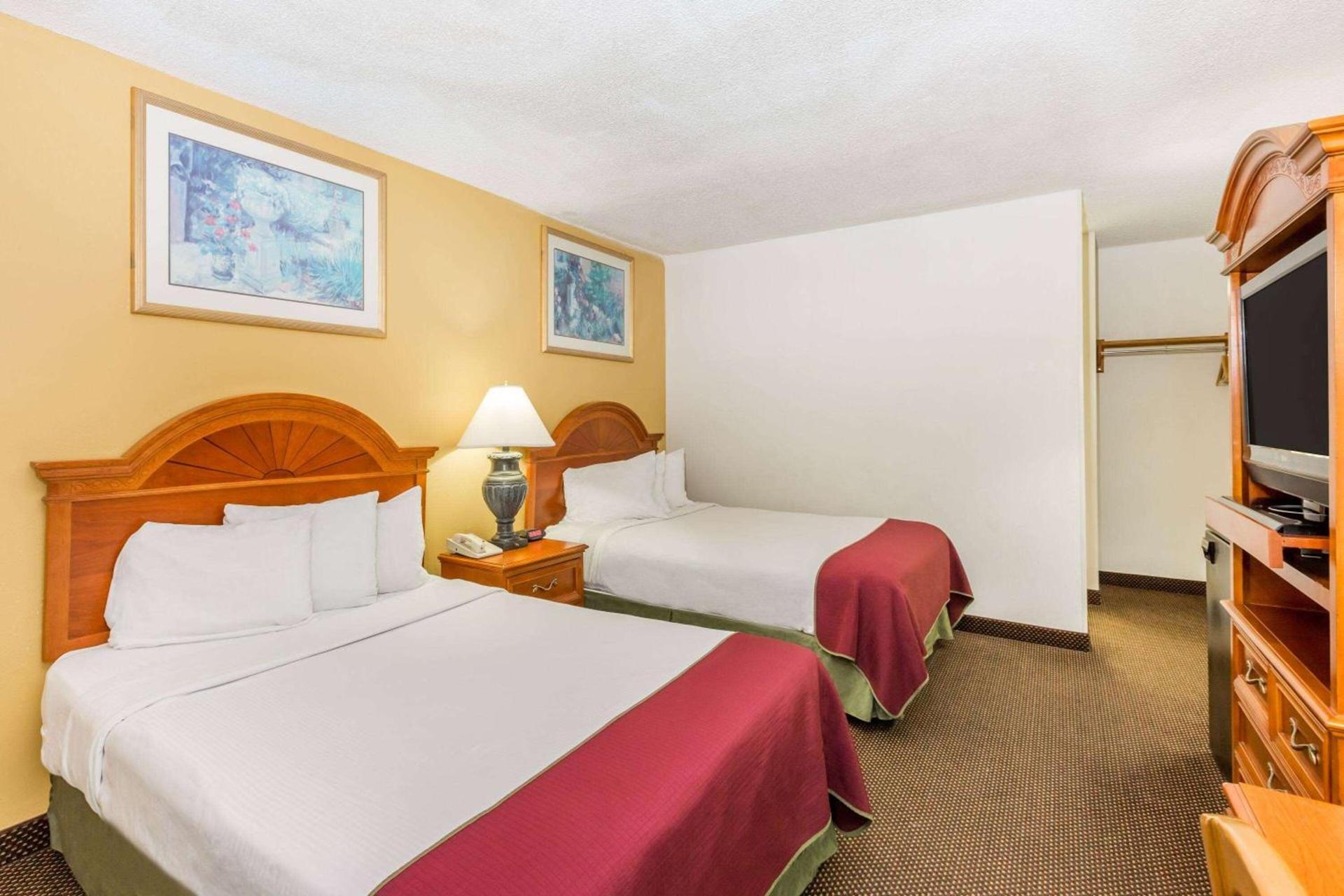 Days Inn by Wyndham West Des Moines - Clive photo 7