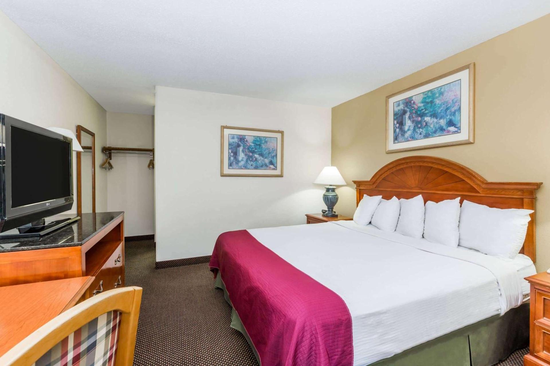 Days Inn by Wyndham West Des Moines - Clive photo 11
