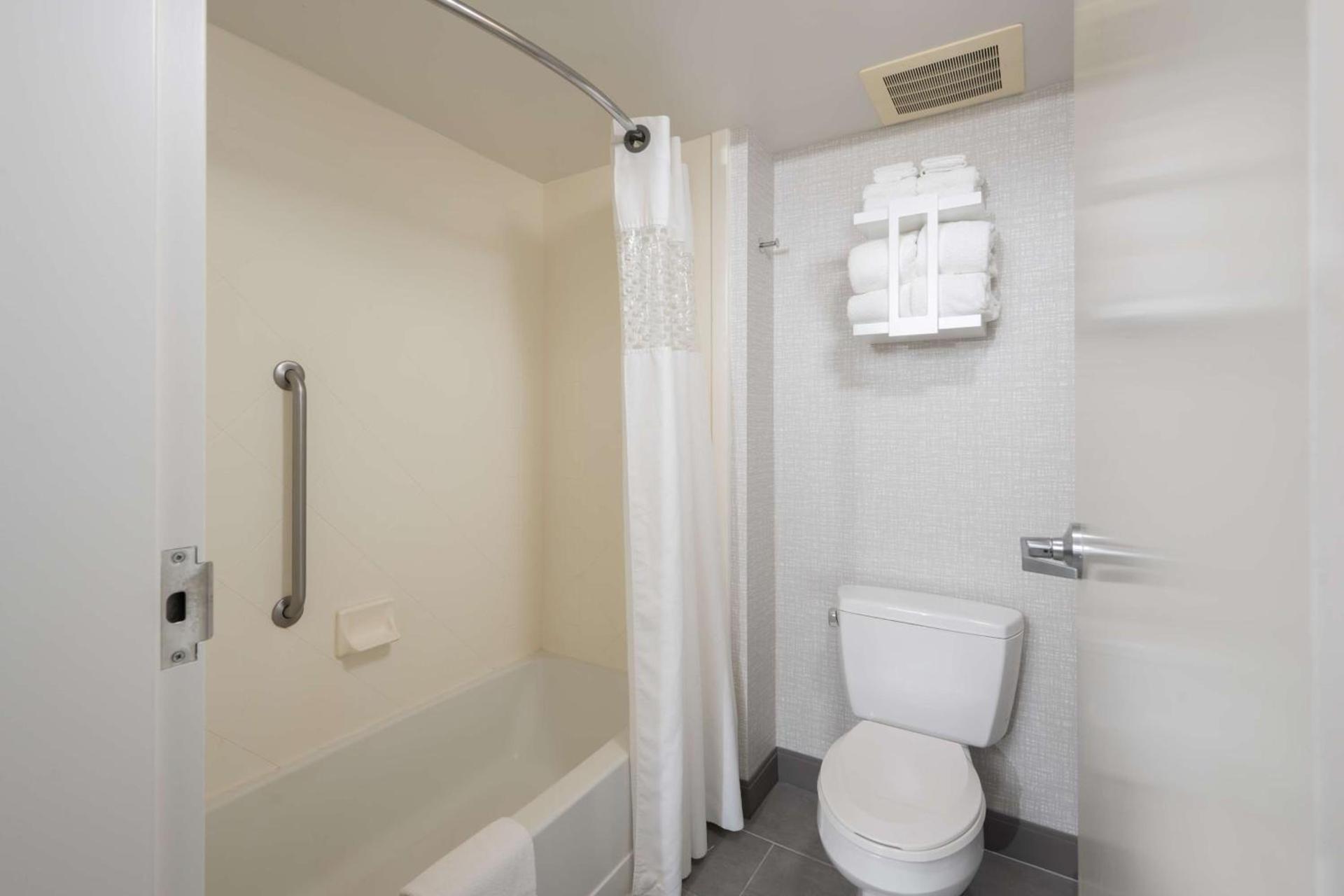 Hampton Inn & Suites - Cape Cod / West Yarmouth photo 3