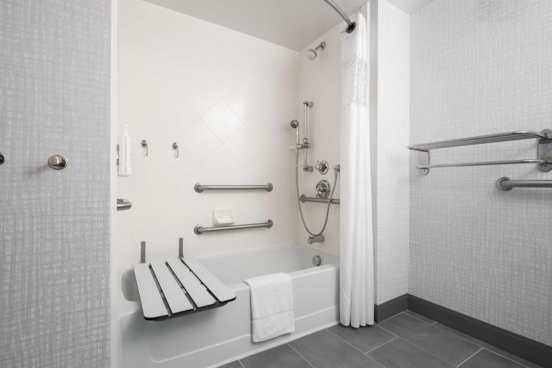 Hampton Inn & Suites - Cape Cod / West Yarmouth photo 5