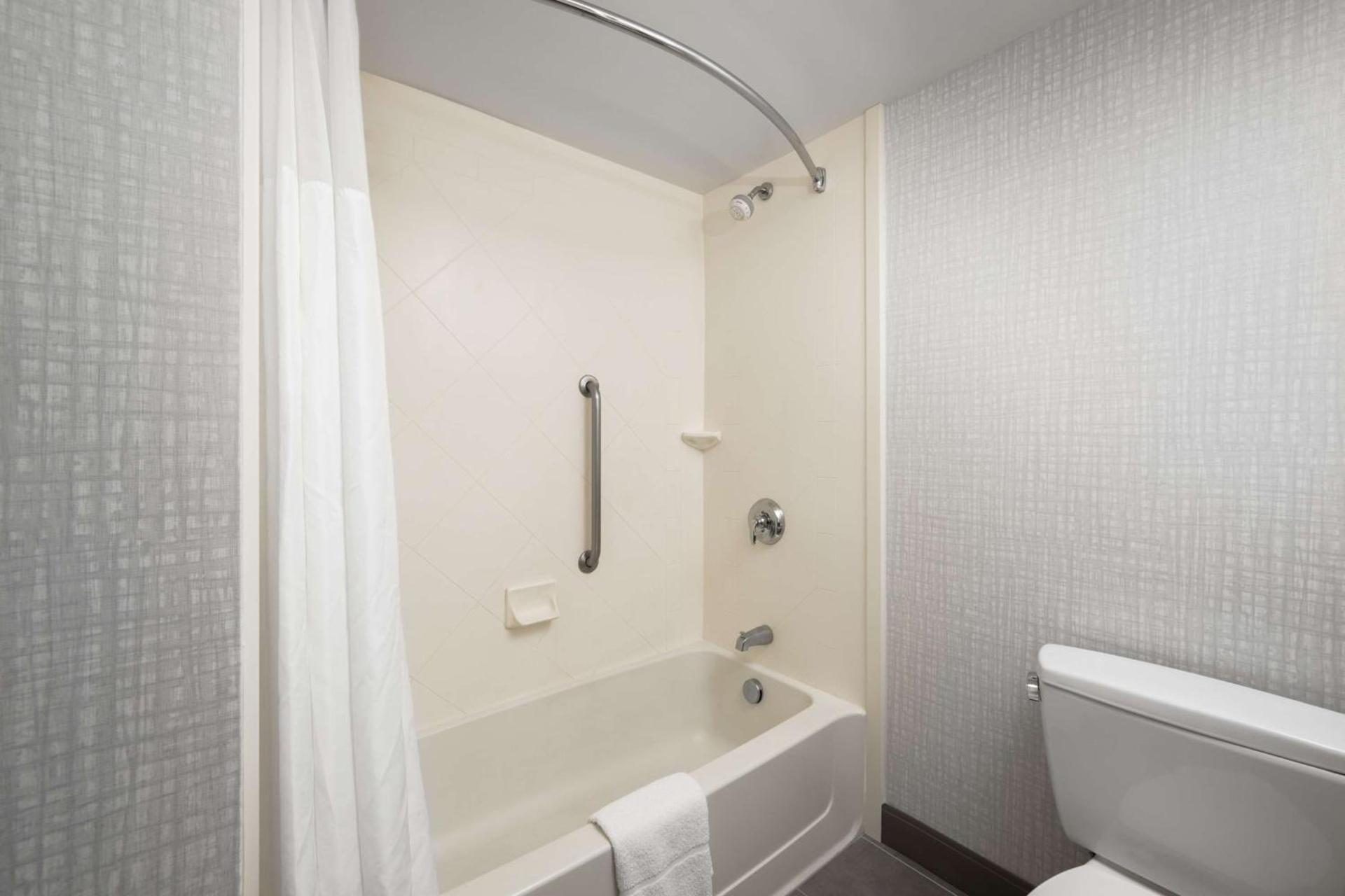 Hampton Inn & Suites - Cape Cod / West Yarmouth photo 6