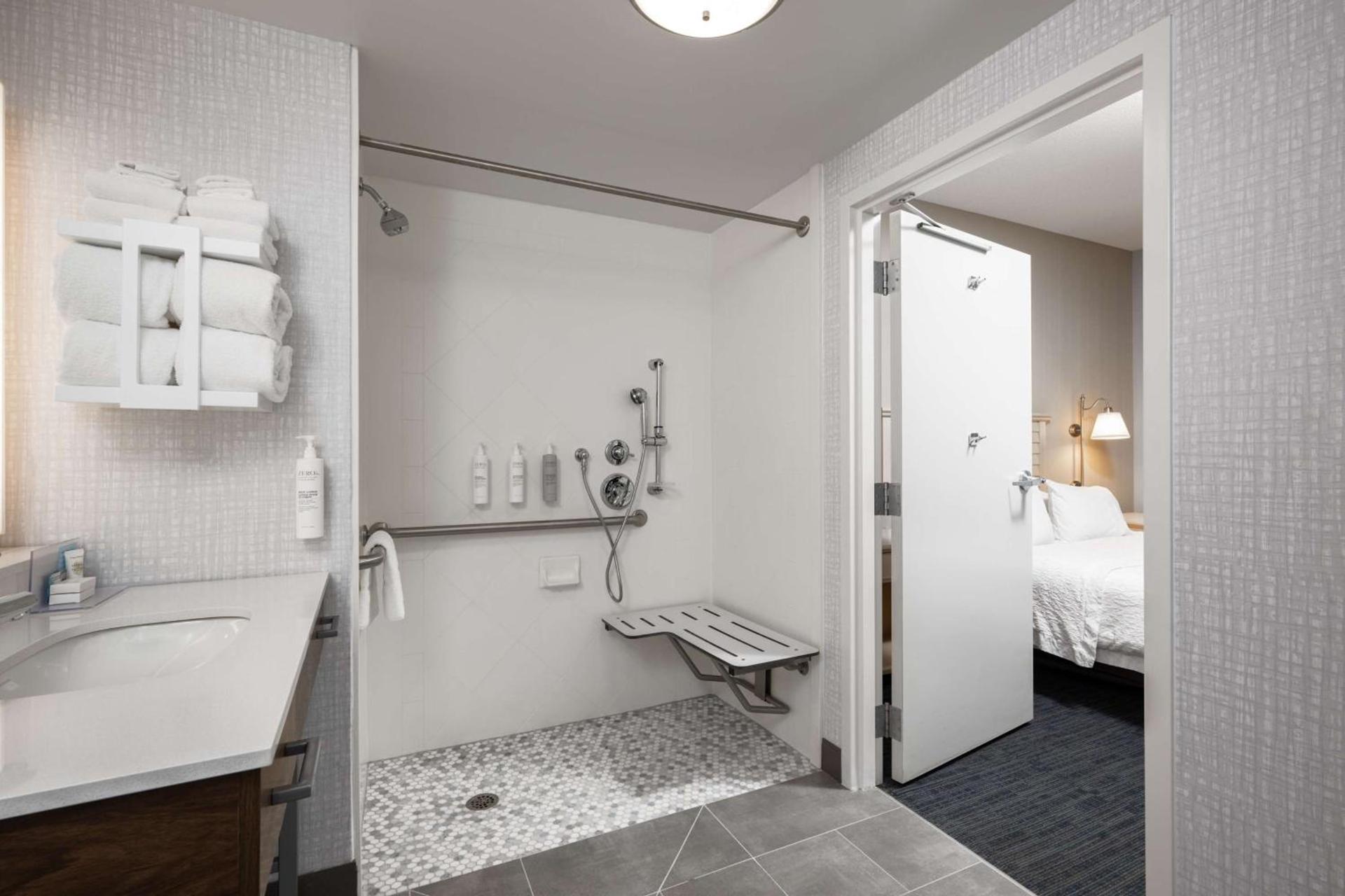 Hampton Inn & Suites - Cape Cod / West Yarmouth photo 7
