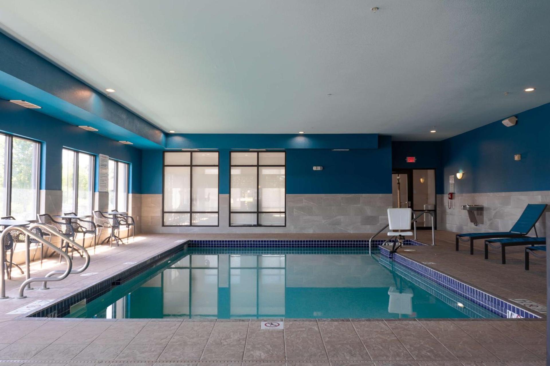 Hampton Inn Elkhorn Lake Geneva Area photo 12