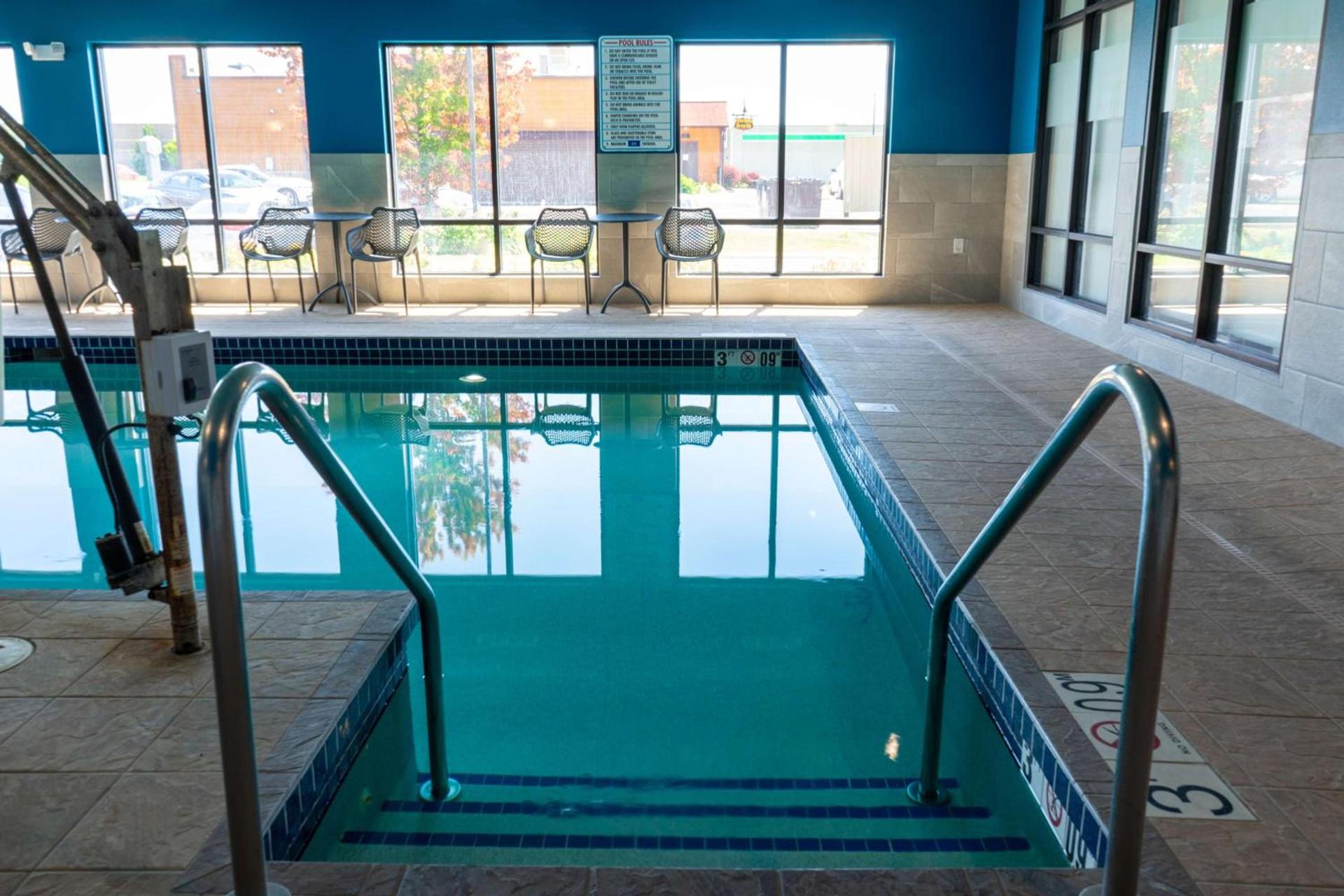 Hampton Inn Elkhorn Lake Geneva Area photo 13