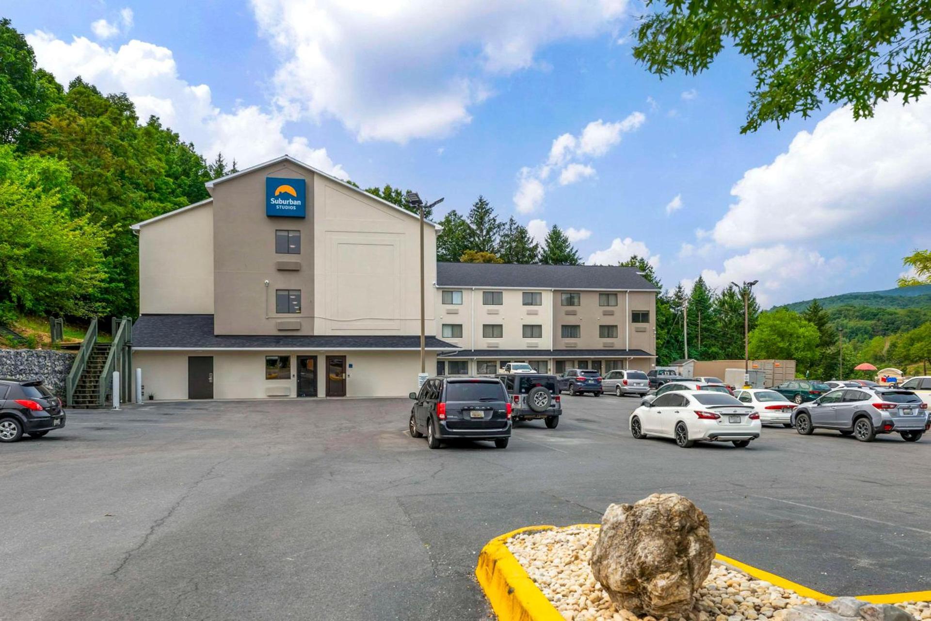 Suburban Studios LaVale - Cumberland — hotel in La Vale