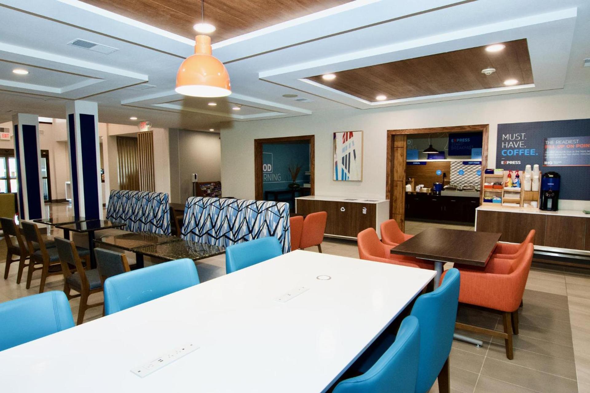 Holiday Inn Express Hotel & Suites St. Charles by IHG photo 22