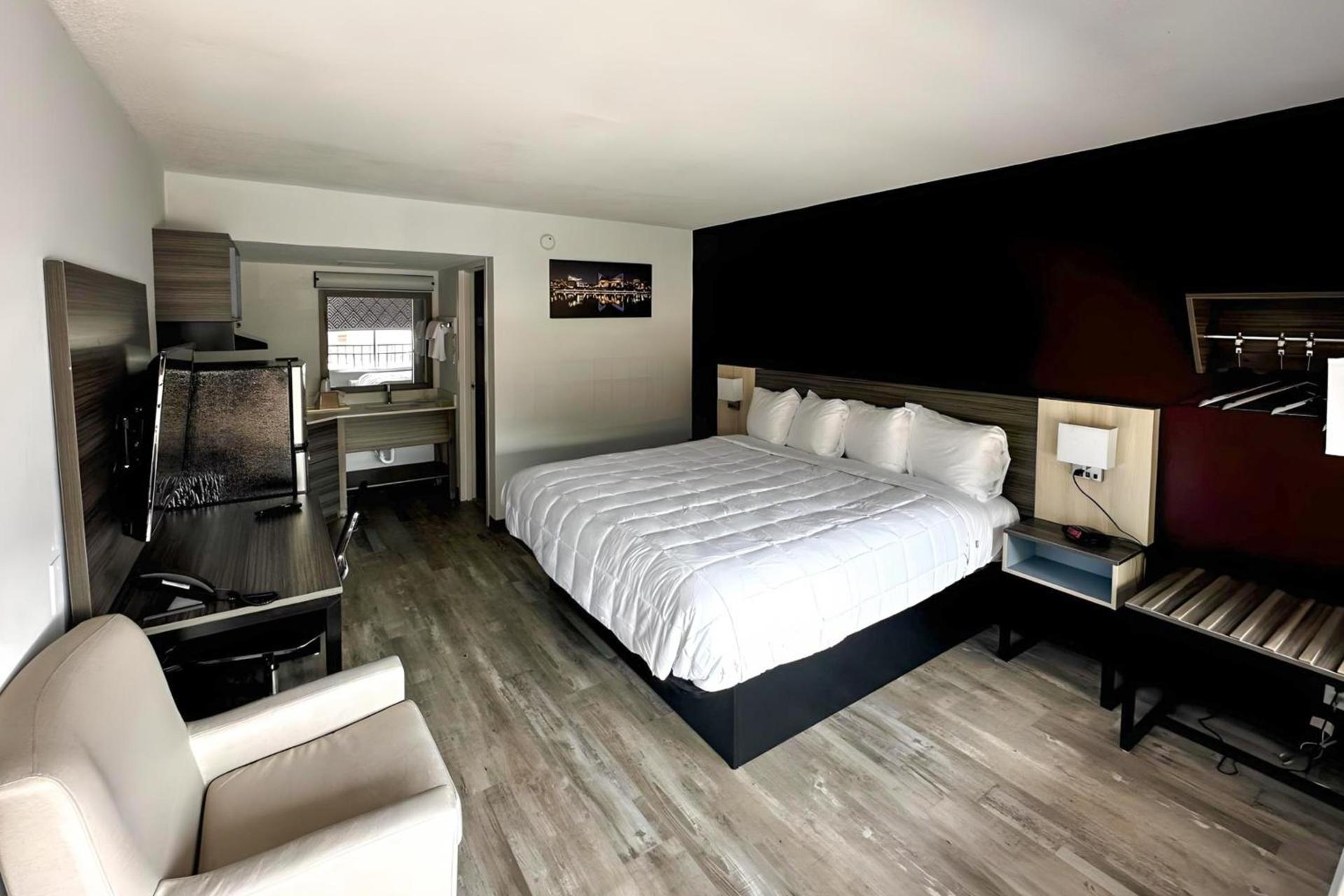 Suburban Studios Cleveland Central photo 21