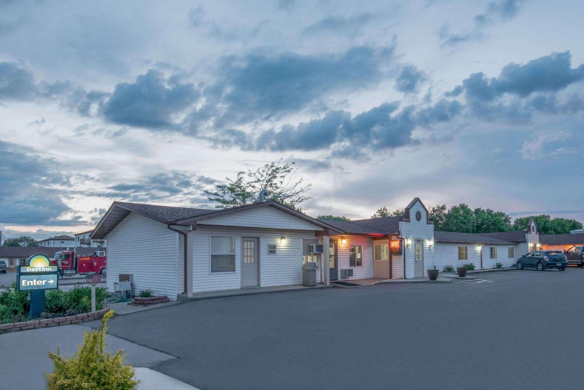 Days Inn by Wyndham Jamestown photo 2
