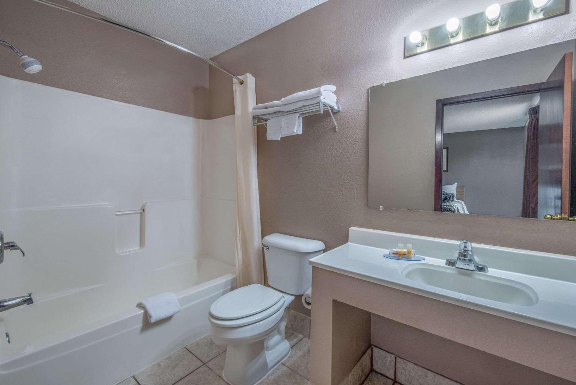 Days Inn by Wyndham Jamestown photo 6