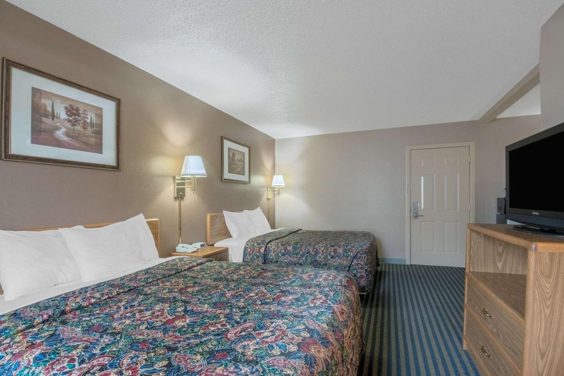 Days Inn by Wyndham Jamestown photo 9