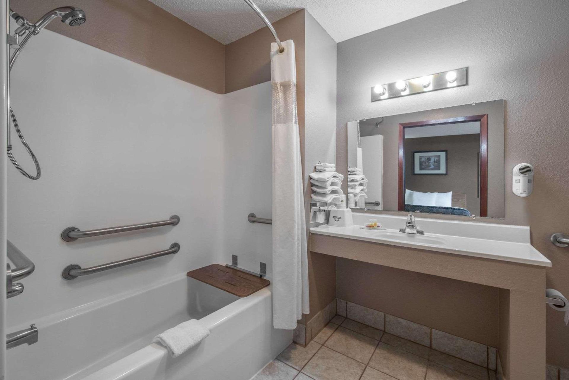 Days Inn by Wyndham Jamestown photo 12