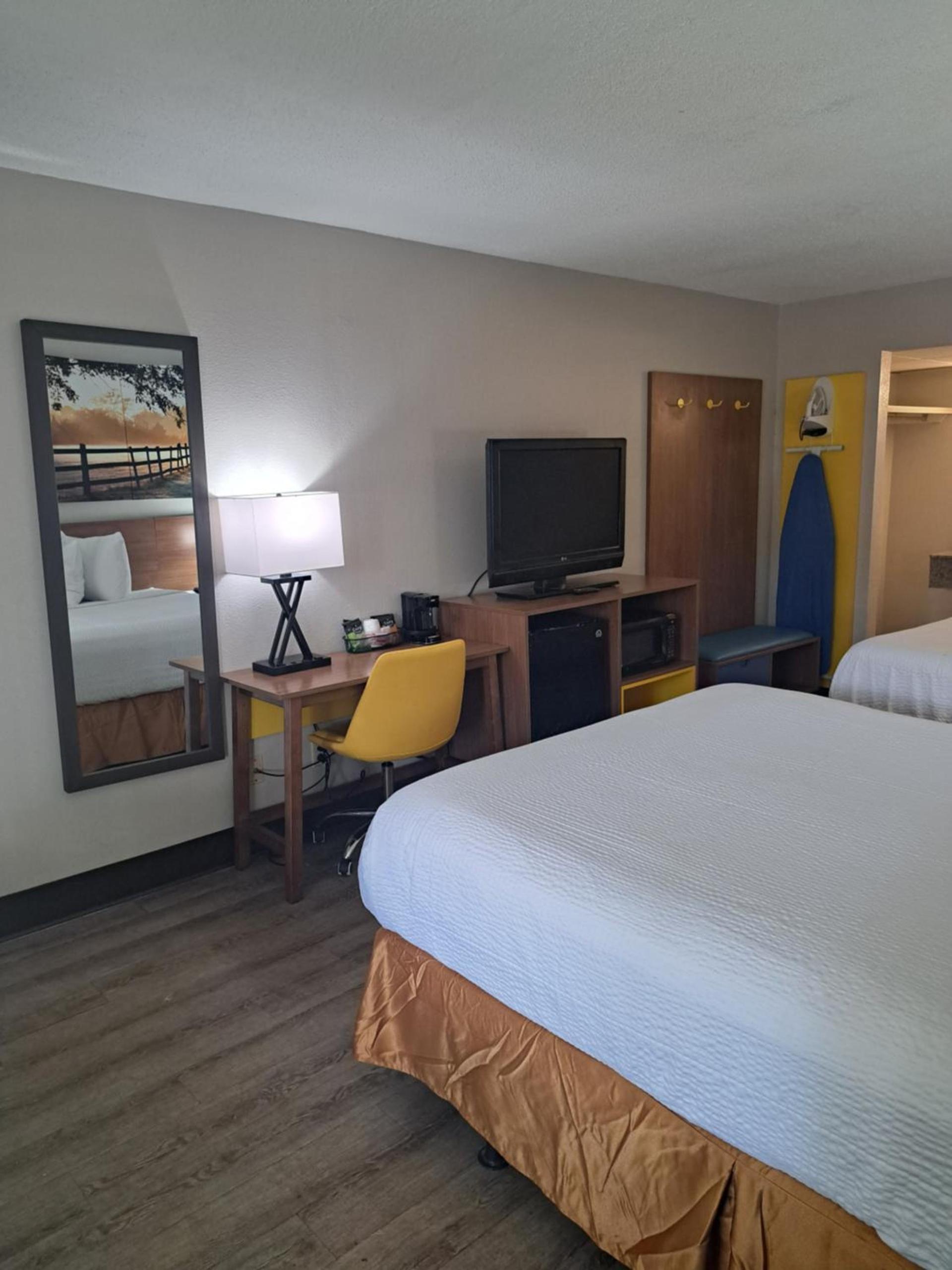 Days Inn & Suites by Wyndham Rocky Mount Golden East photo 75
