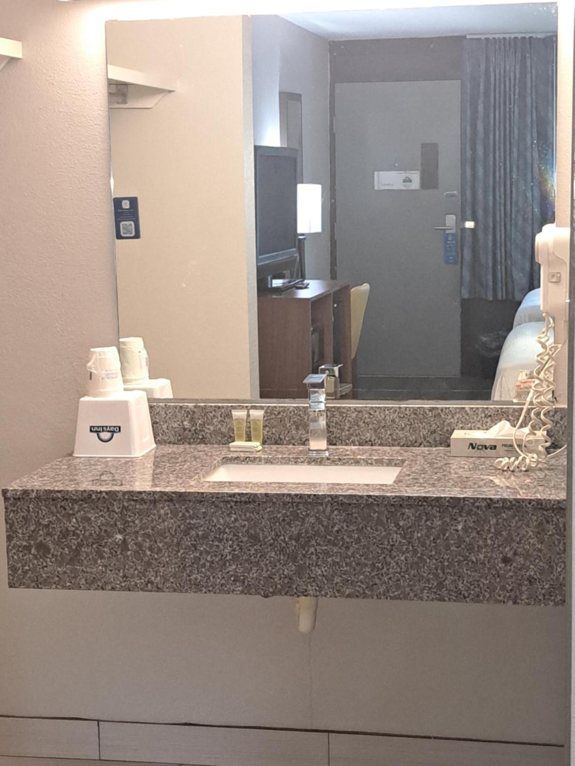 Days Inn & Suites by Wyndham Rocky Mount Golden East photo 76