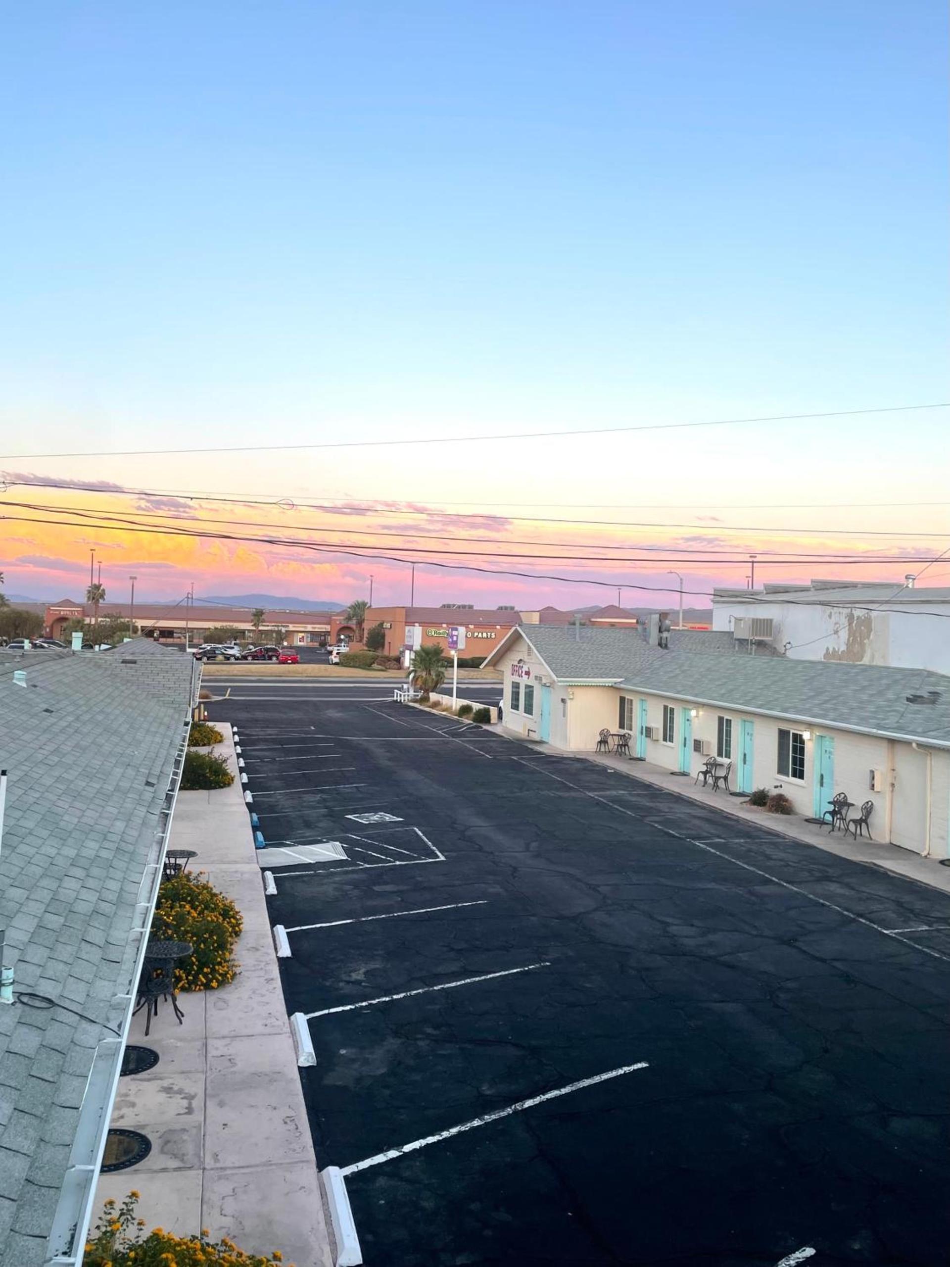 Howard Johnson by Wyndham Ridgecrest, CA photo 2