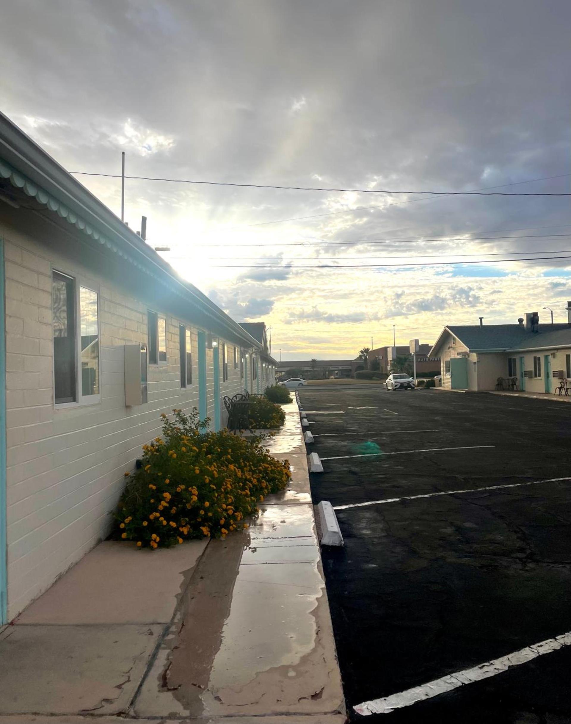 Howard Johnson by Wyndham Ridgecrest, CA photo 38
