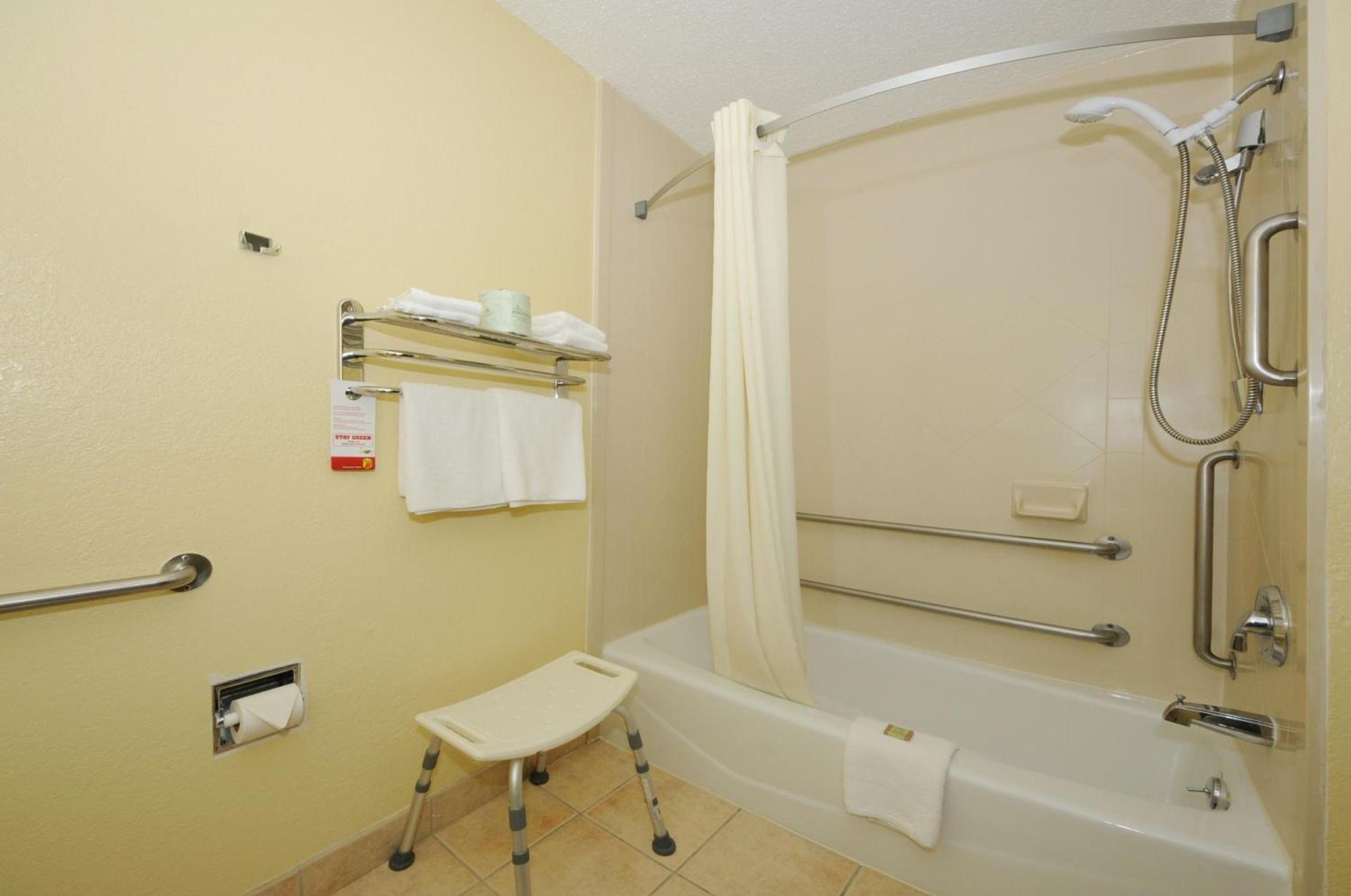 Super 8 by Wyndham Latham - Albany Airport photo 21