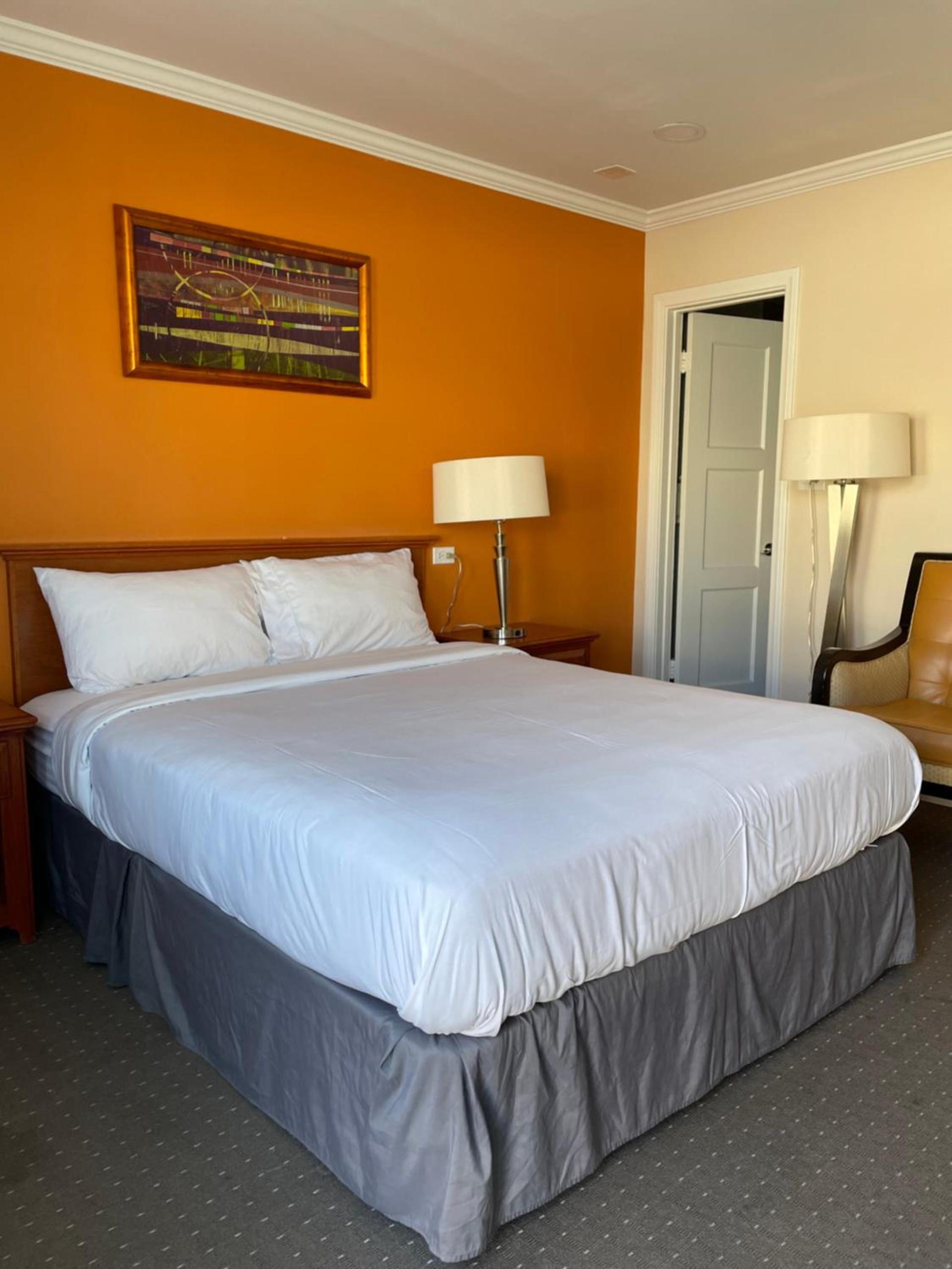 Howard Johnson by Wyndham Ridgecrest, CA photo 4