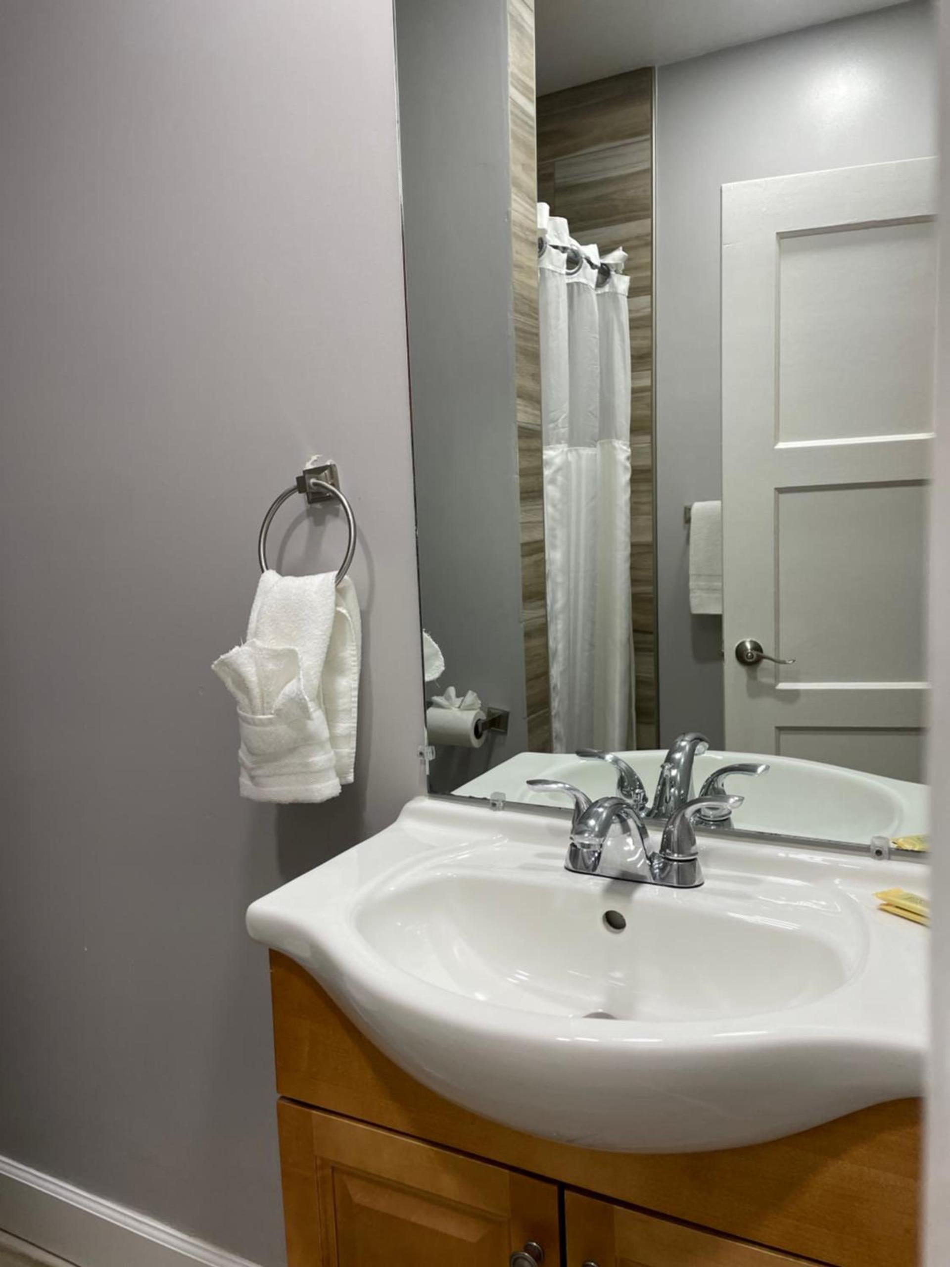 Howard Johnson by Wyndham Ridgecrest, CA photo 6
