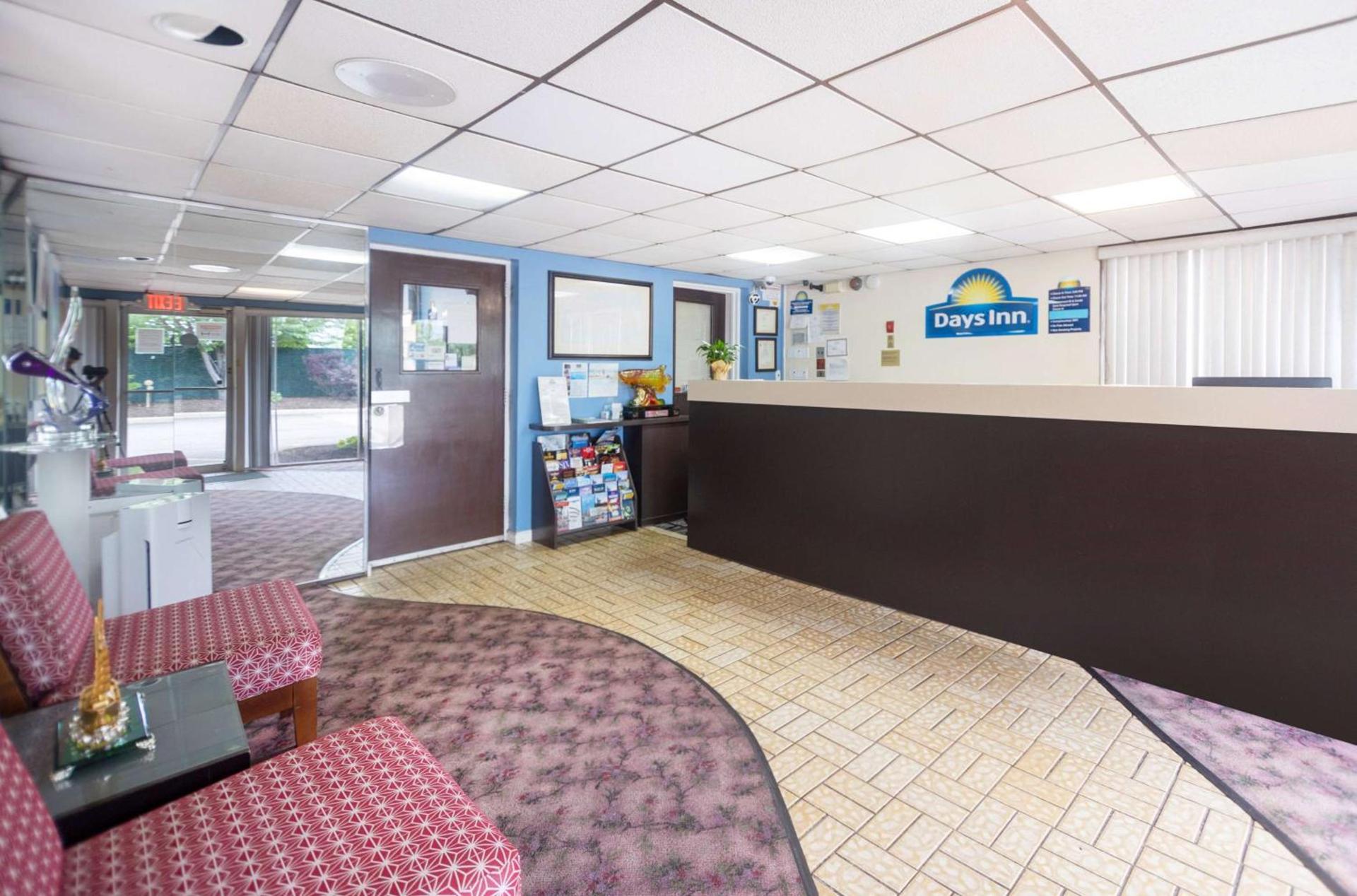 Days Inn by Wyndham Hicksville Long Island photo 3