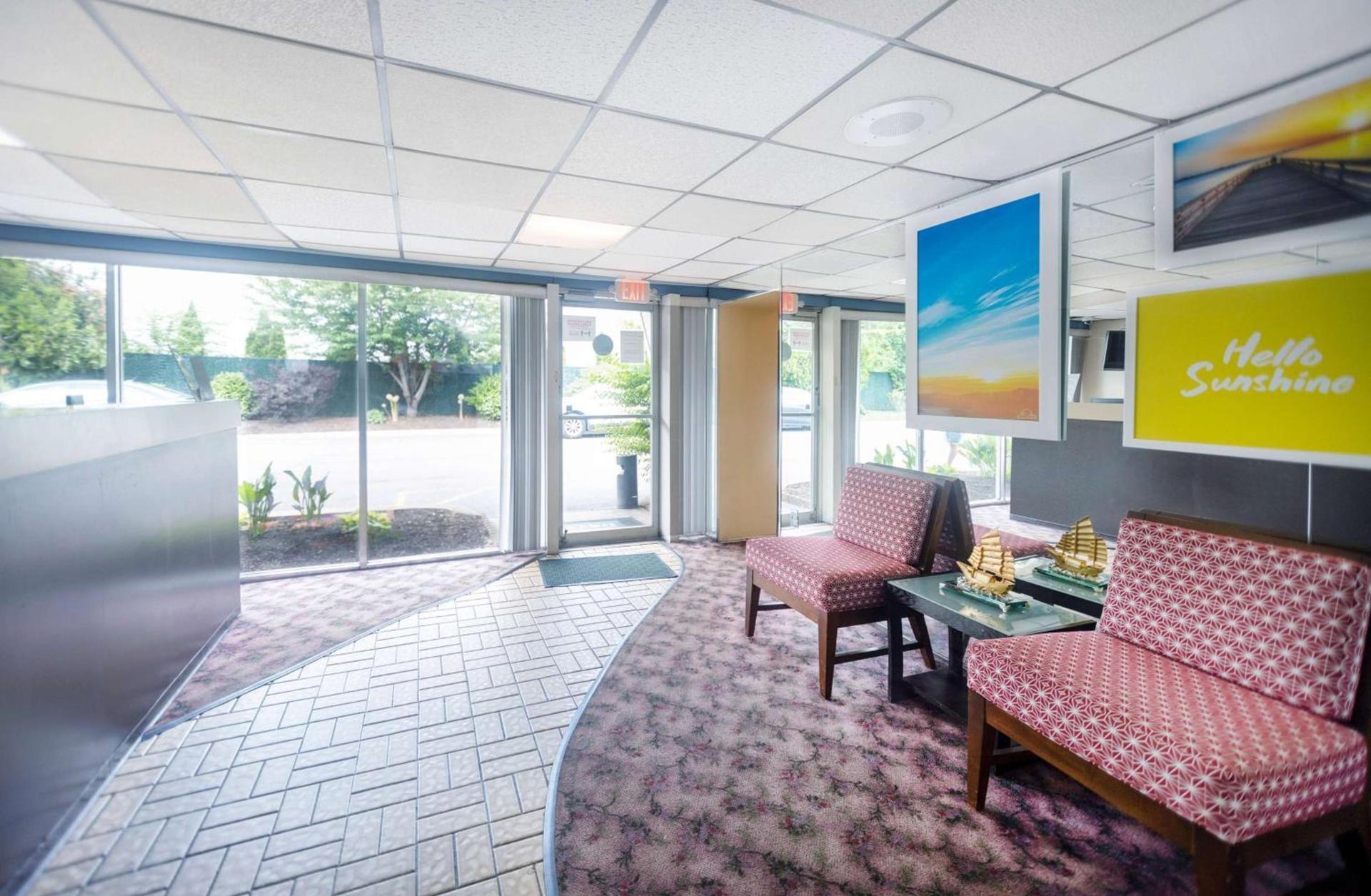 Days Inn by Wyndham Hicksville Long Island photo 2