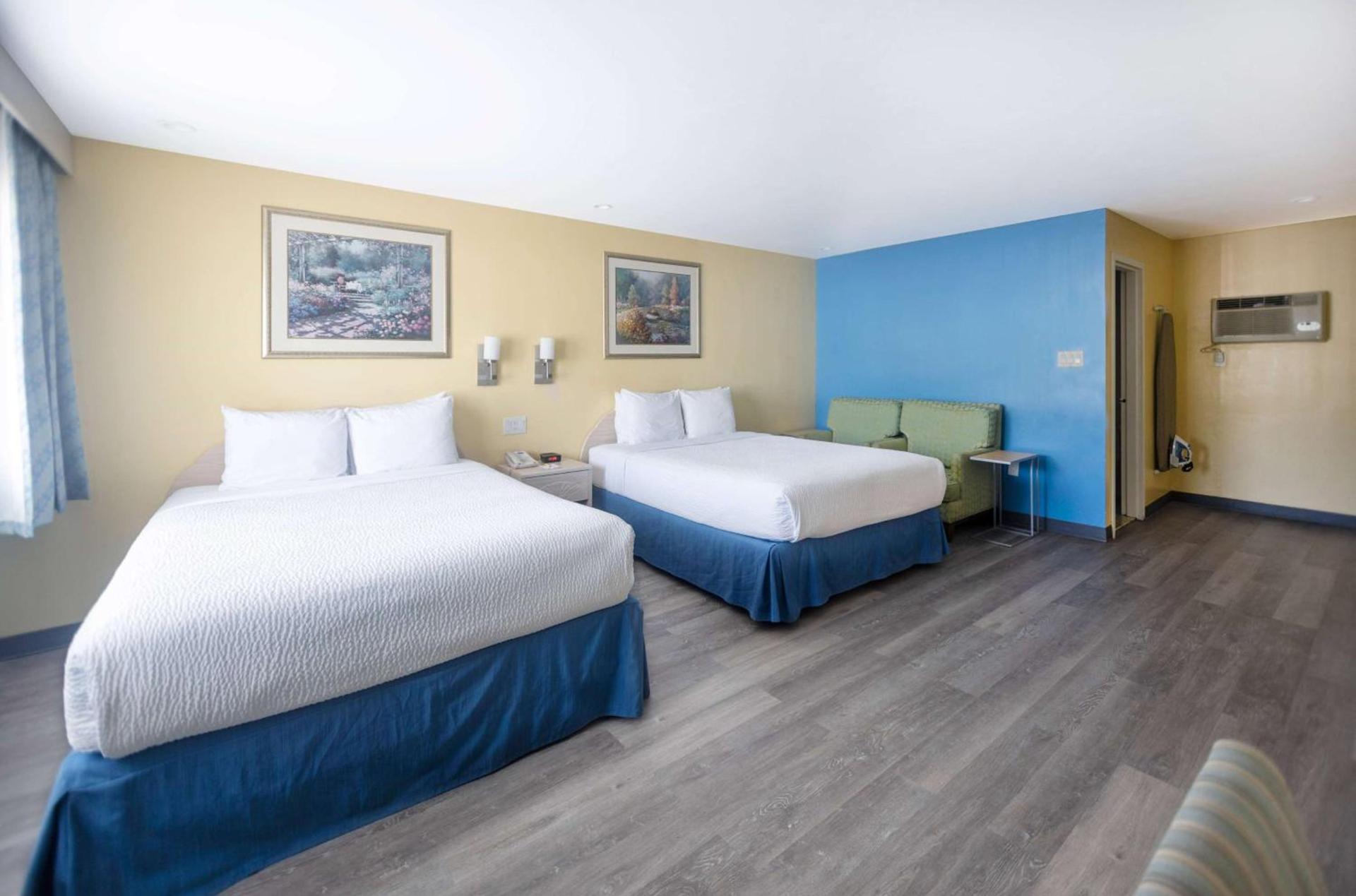 Days Inn by Wyndham Hicksville Long Island photo 12