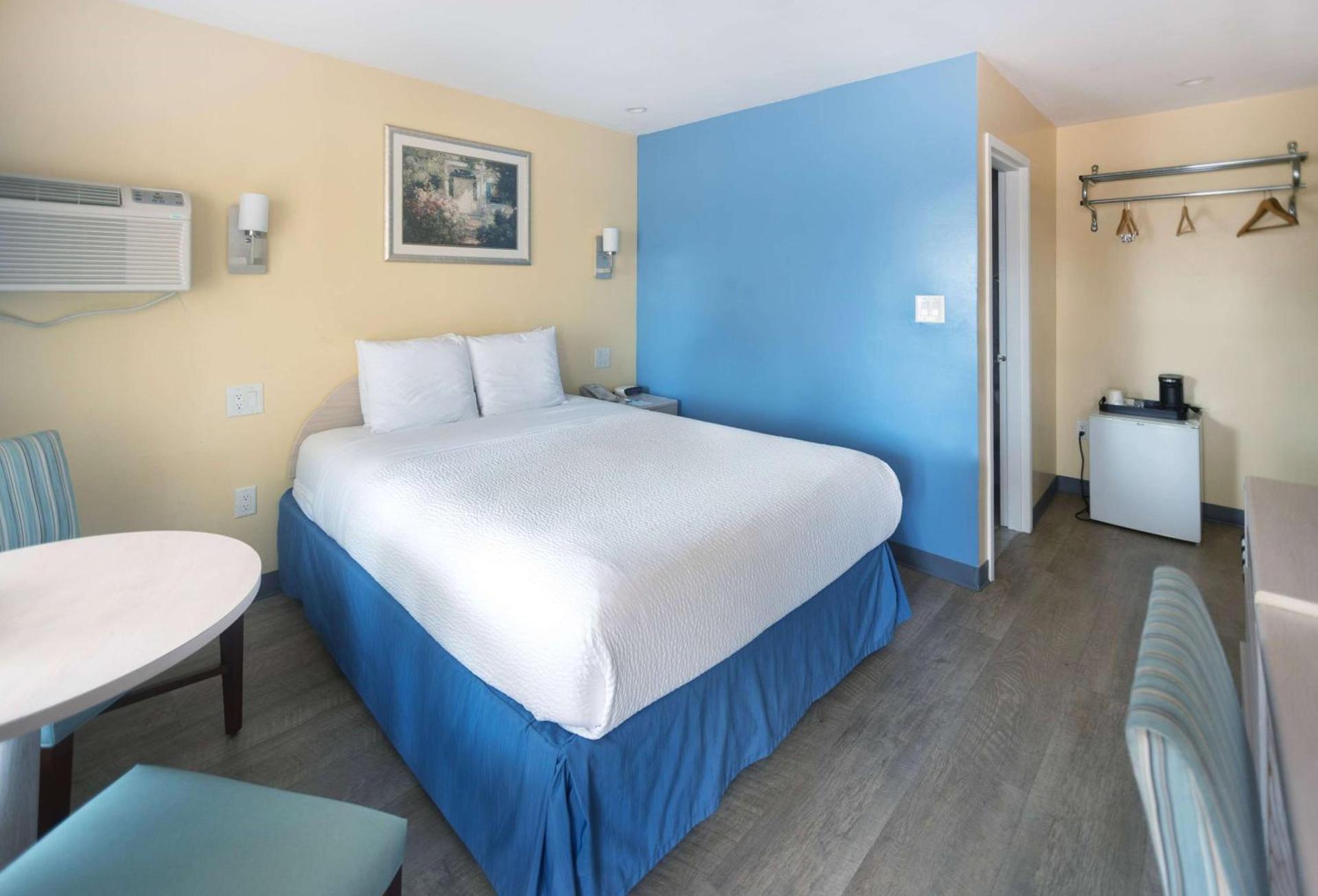 Days Inn by Wyndham Hicksville Long Island photo 14