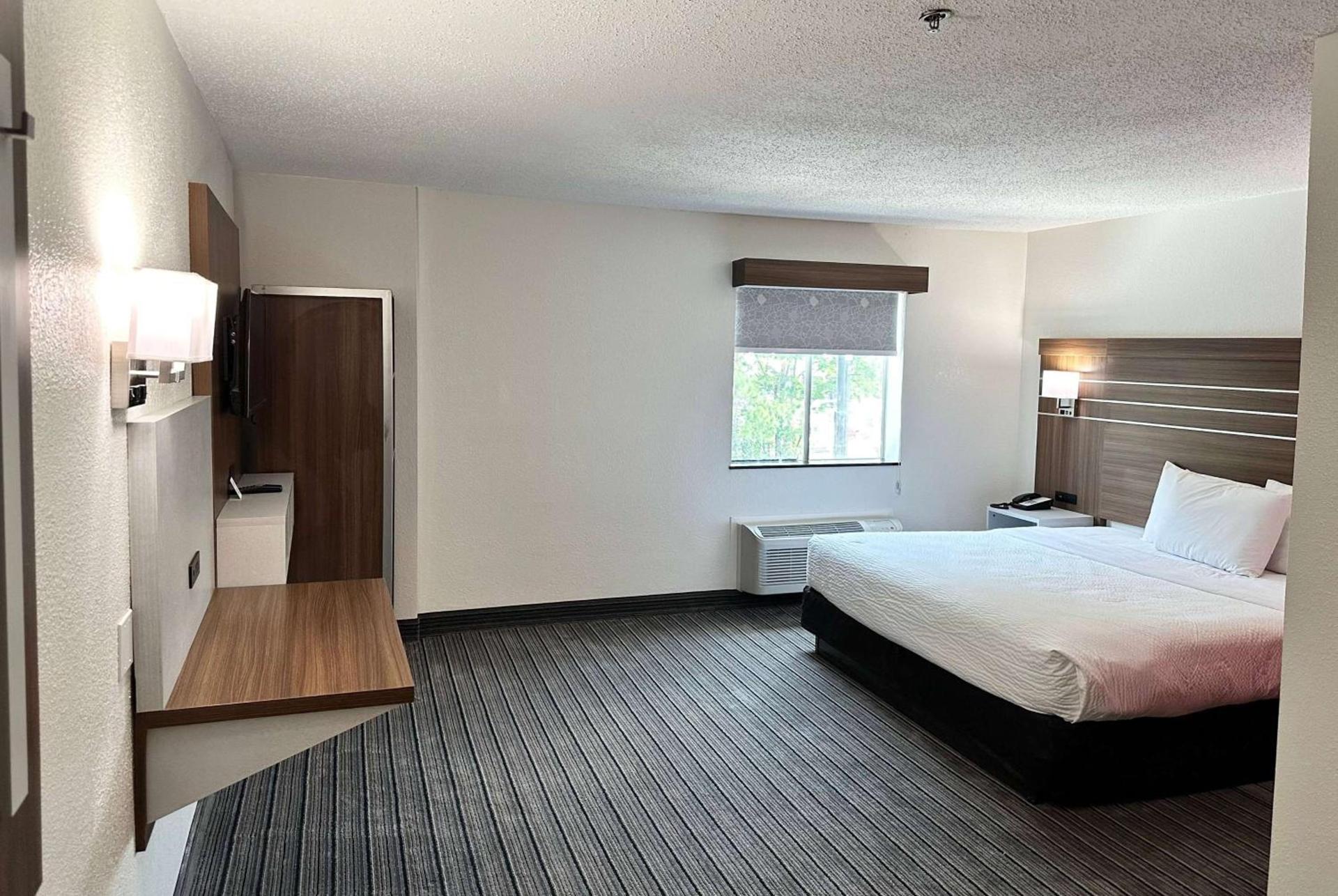 Ramada by Wyndham Lithia Springs Atlanta photo 8
